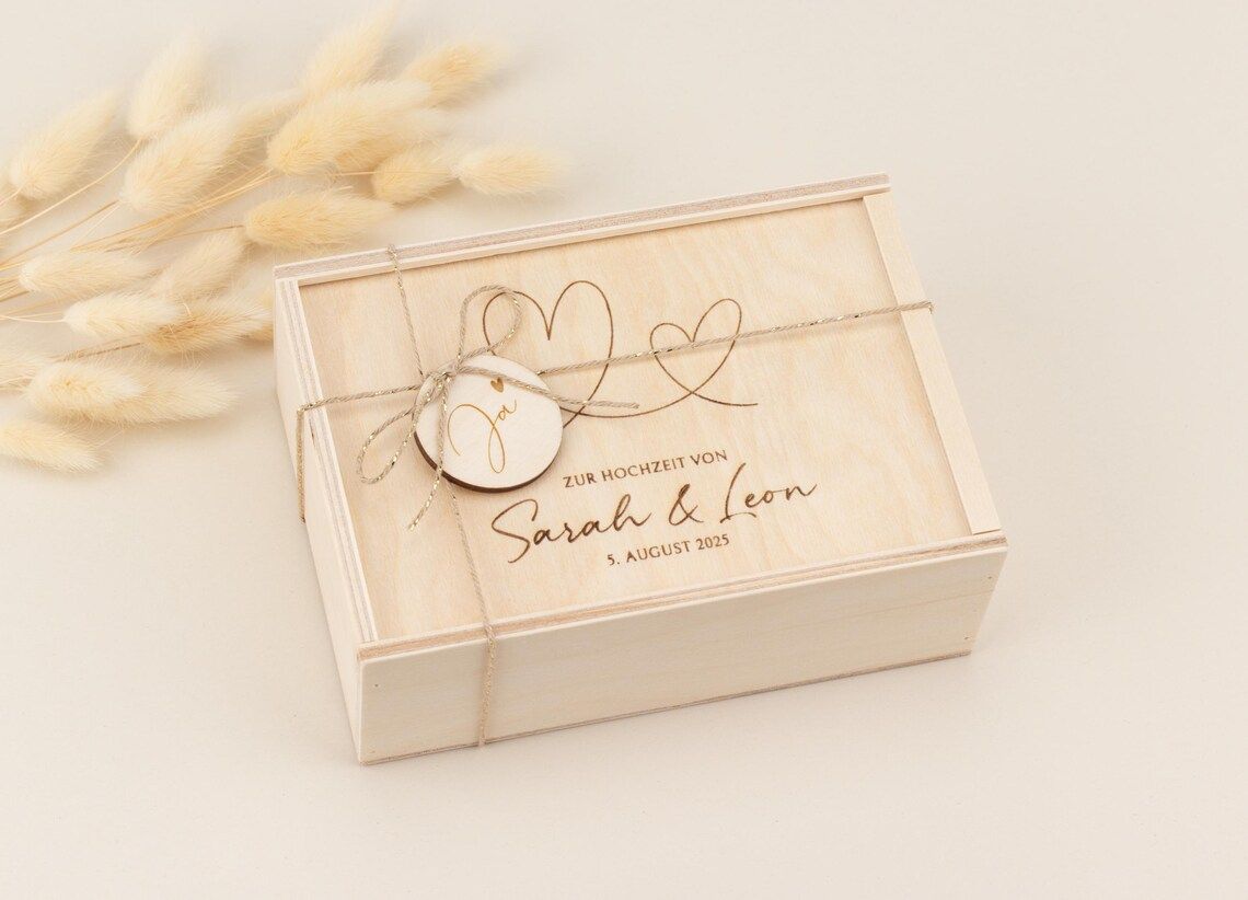 Geldgeschenk zur Hochzeit personalisiert mit Namen & Datum, Zwei Herzen, Geschenk für Brautpaar, Geschenk zur Hochzeit, Holzbox