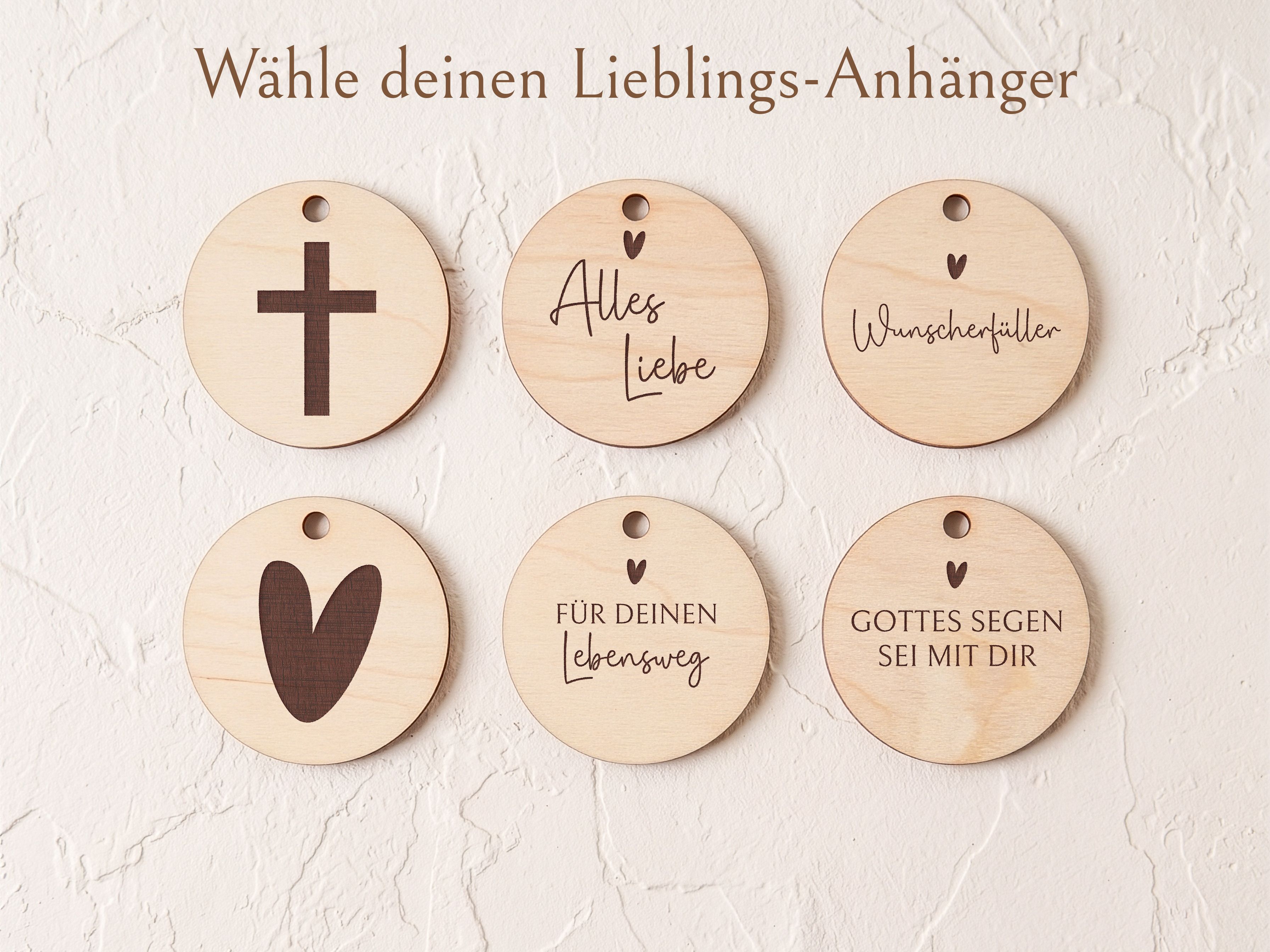 Sechs helle runde Holz-Anhänger mit gravierten Motiven wie Kreuz, Herz und Sprüchen zur Personalisierung eines Firmungs-Vorratsglases.