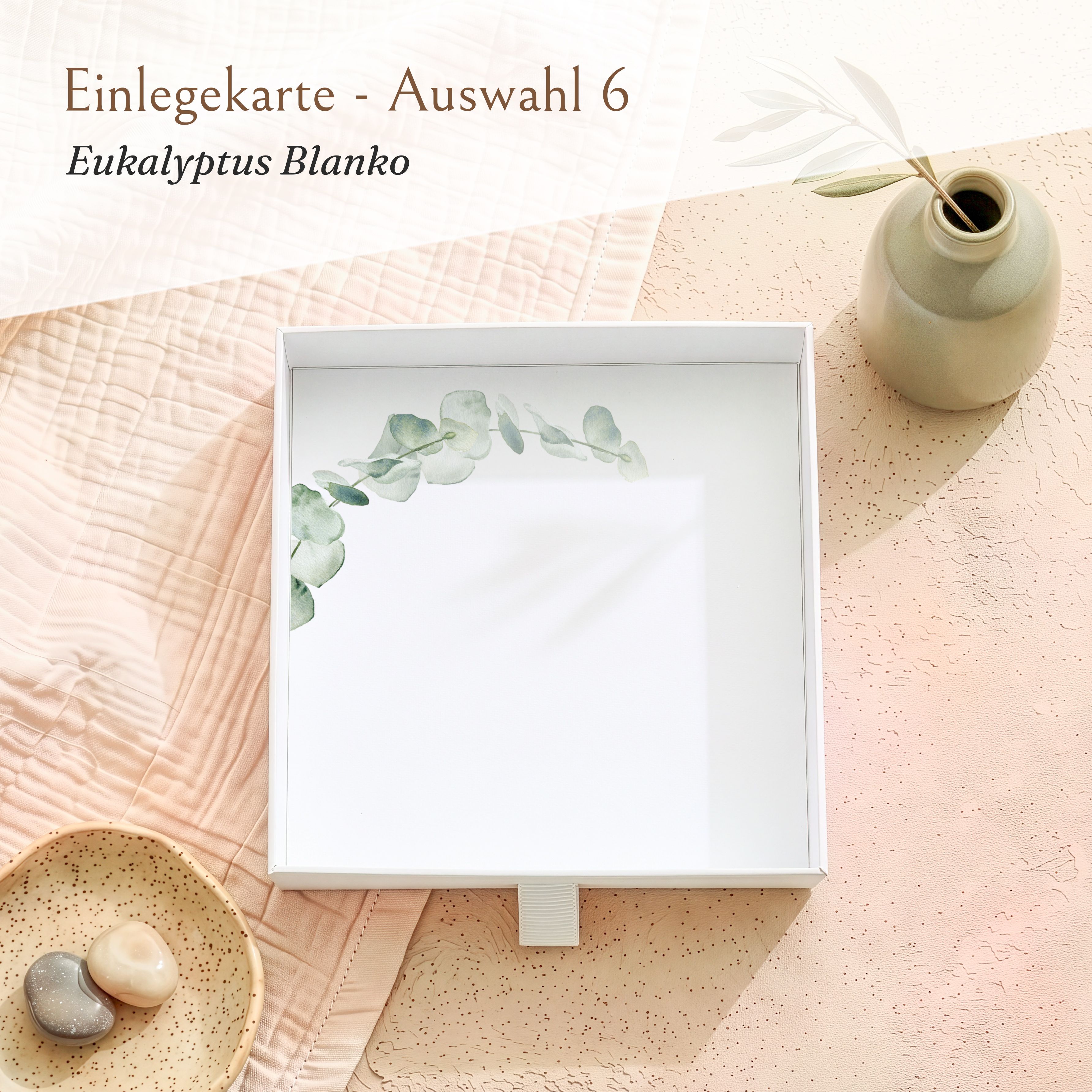 Weiße Schiebeschachtel aus Karton für Geldgeschenk zur Konfirmation, innen mit bedruckter Einlegekarte im Eukalyptus-Blanko-Design.