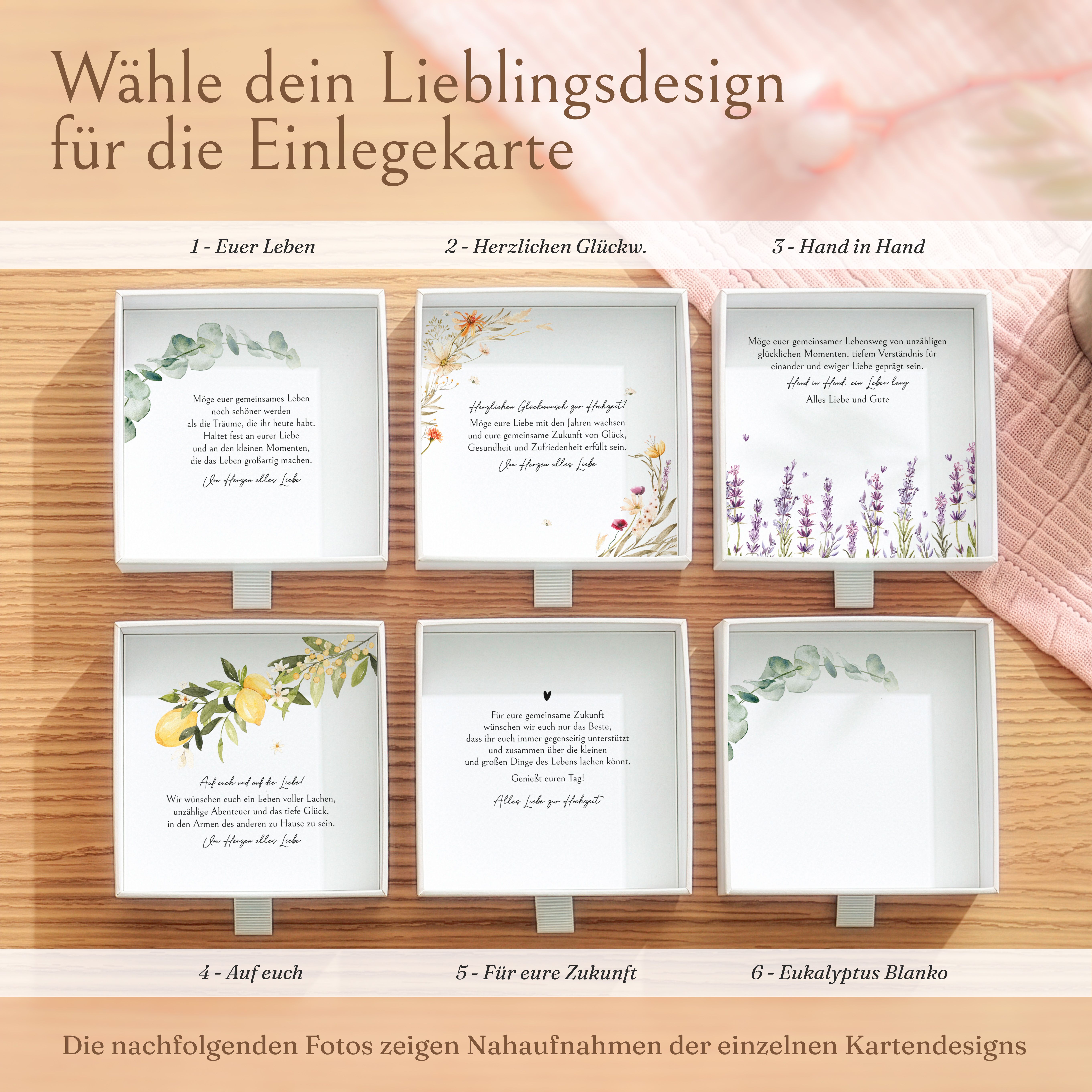 Sechs weiße Schiebeschachteln aus Karton zeigen eine Auswahl an Designs für Einlegekarten für Hochzeitsgeschenke.