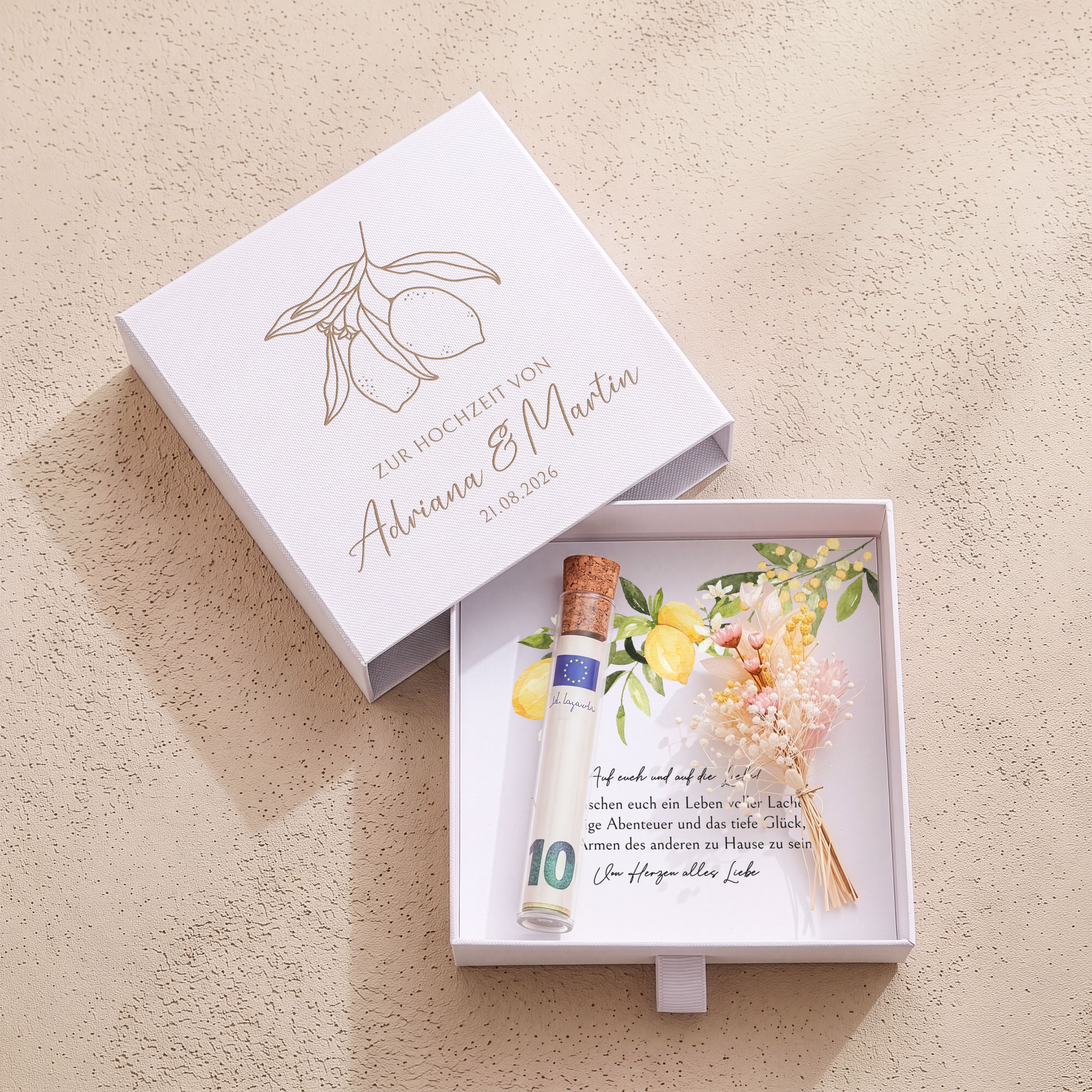 Weiße personalisierte Karton-Geschenkbox Hochzeit, Zitronenmotiv. Innen: Einlegekarte, Kunststoffröhrchen, Trockenblumen.