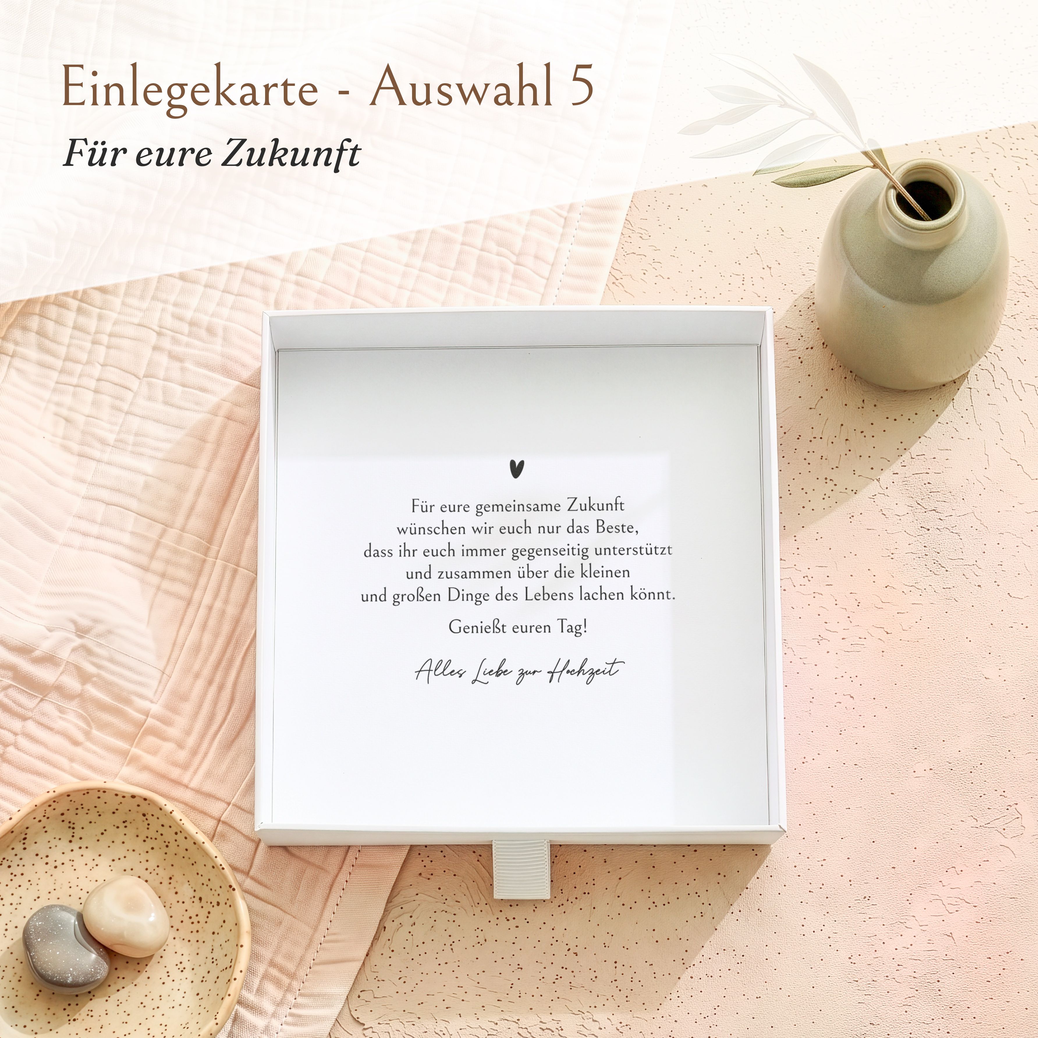 Weiße Geschenkbox aus strukturiertem Karton für Hochzeits-Geldgeschenk. Innen bedruckte Einlegekarte mit Spruch 'Für eure Zukunft' und Herzmotiv.