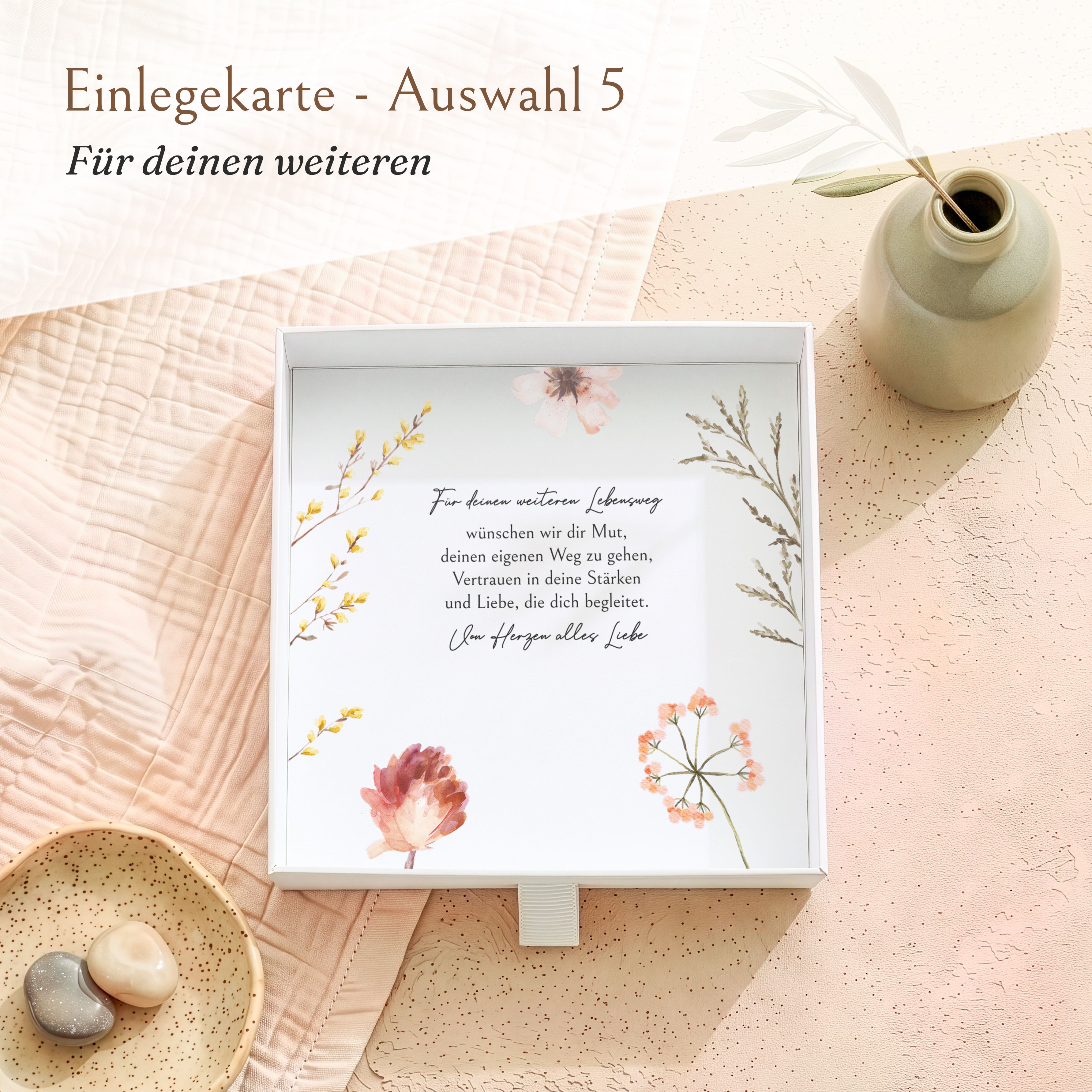 Weiße Geschenkbox aus strukturiertem Karton für die Konfirmation, geöffnet mit einer floral bedruckten Einlegekarte und inspirierendem Text.