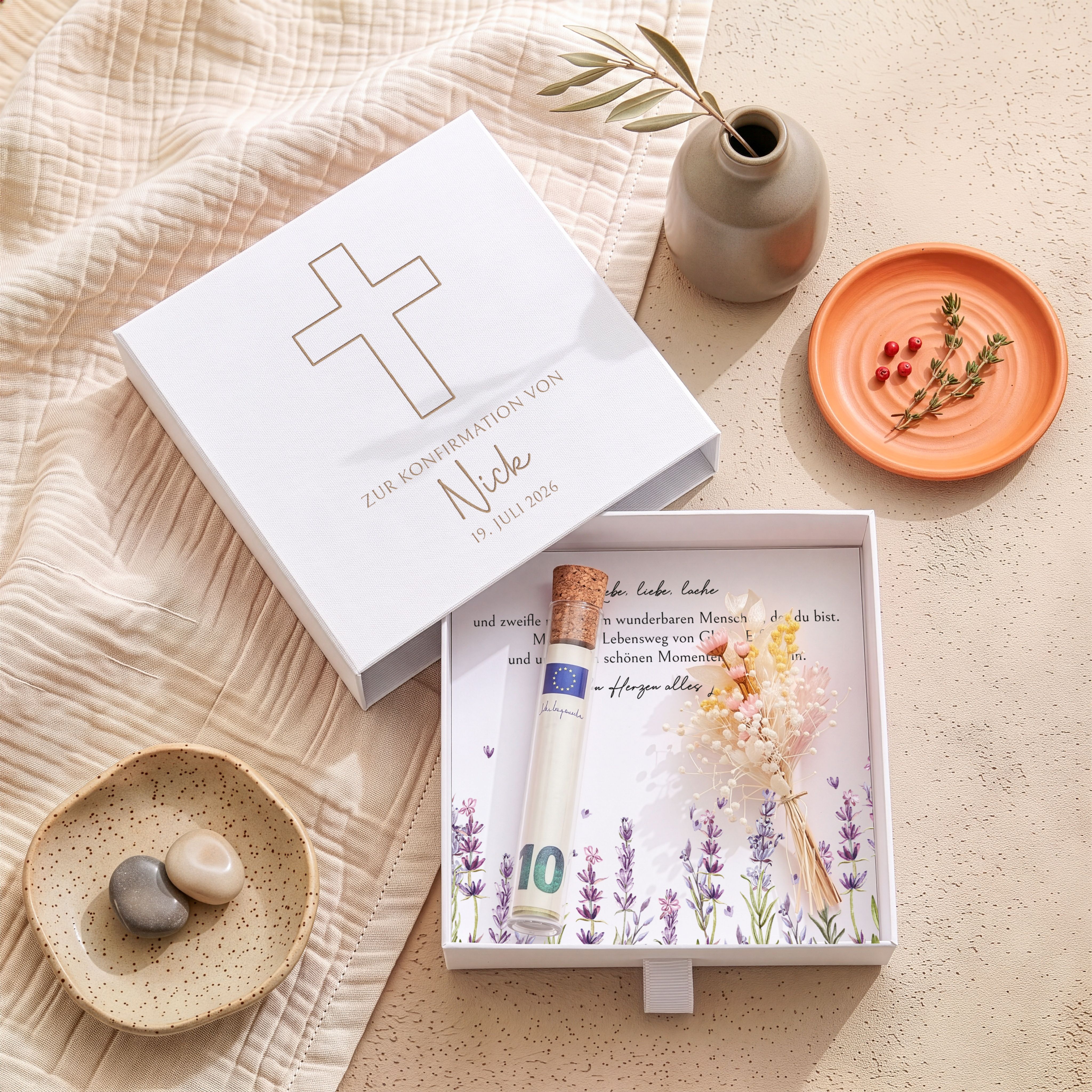 Weiße Karton-Geschenkbox für Konfirmation, mit graviertem Kreuz und Personalisierung. Enthält bedruckte Einlegekarte, Röhrchen und Trockenblumen.