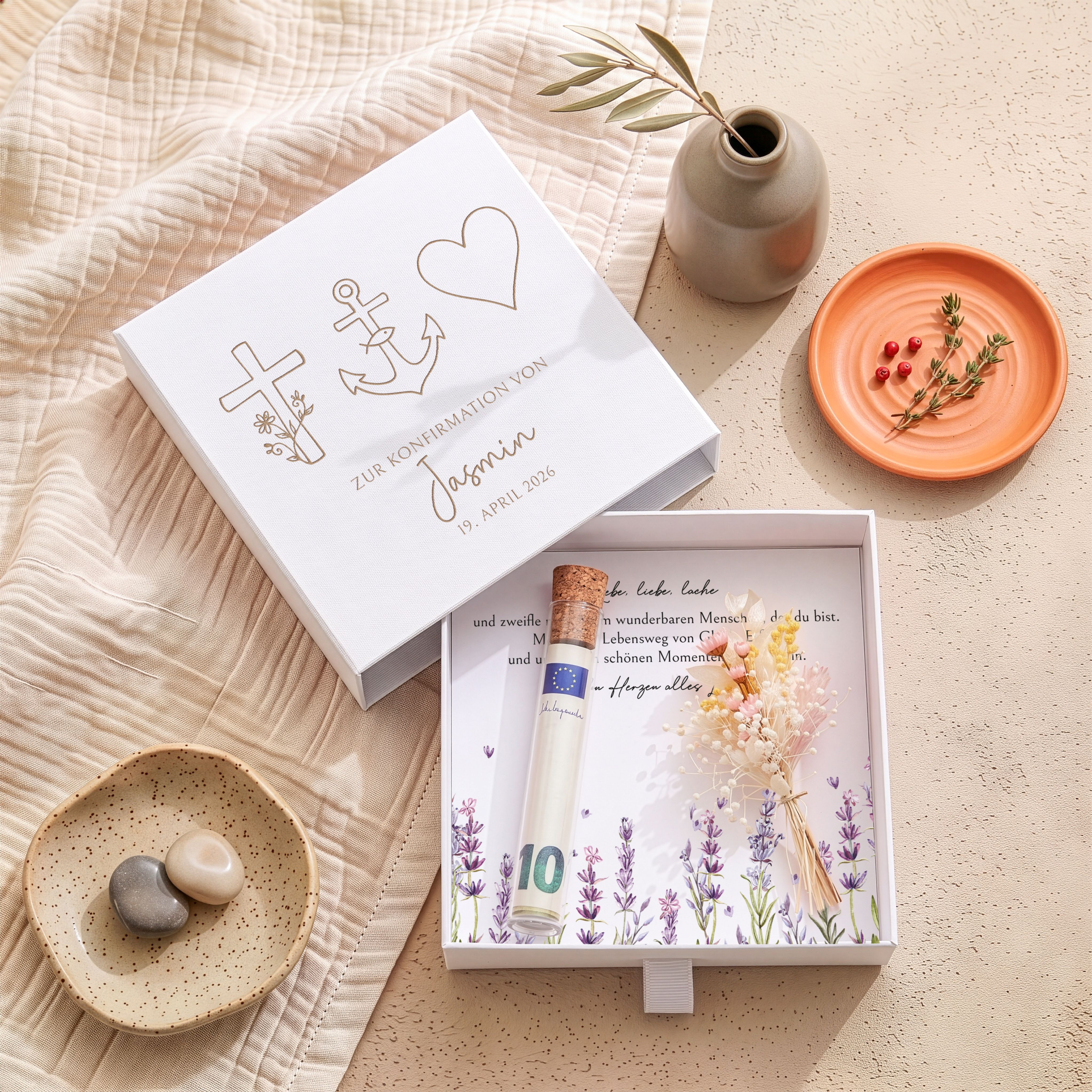Weiße Geschenkbox aus Karton zur Konfirmation mit Kreuz, Anker, Herz Gravur. Inhalt: bedruckte Einlegekarte, Kunststoffröhrchen und Trockenblumensträußchen.