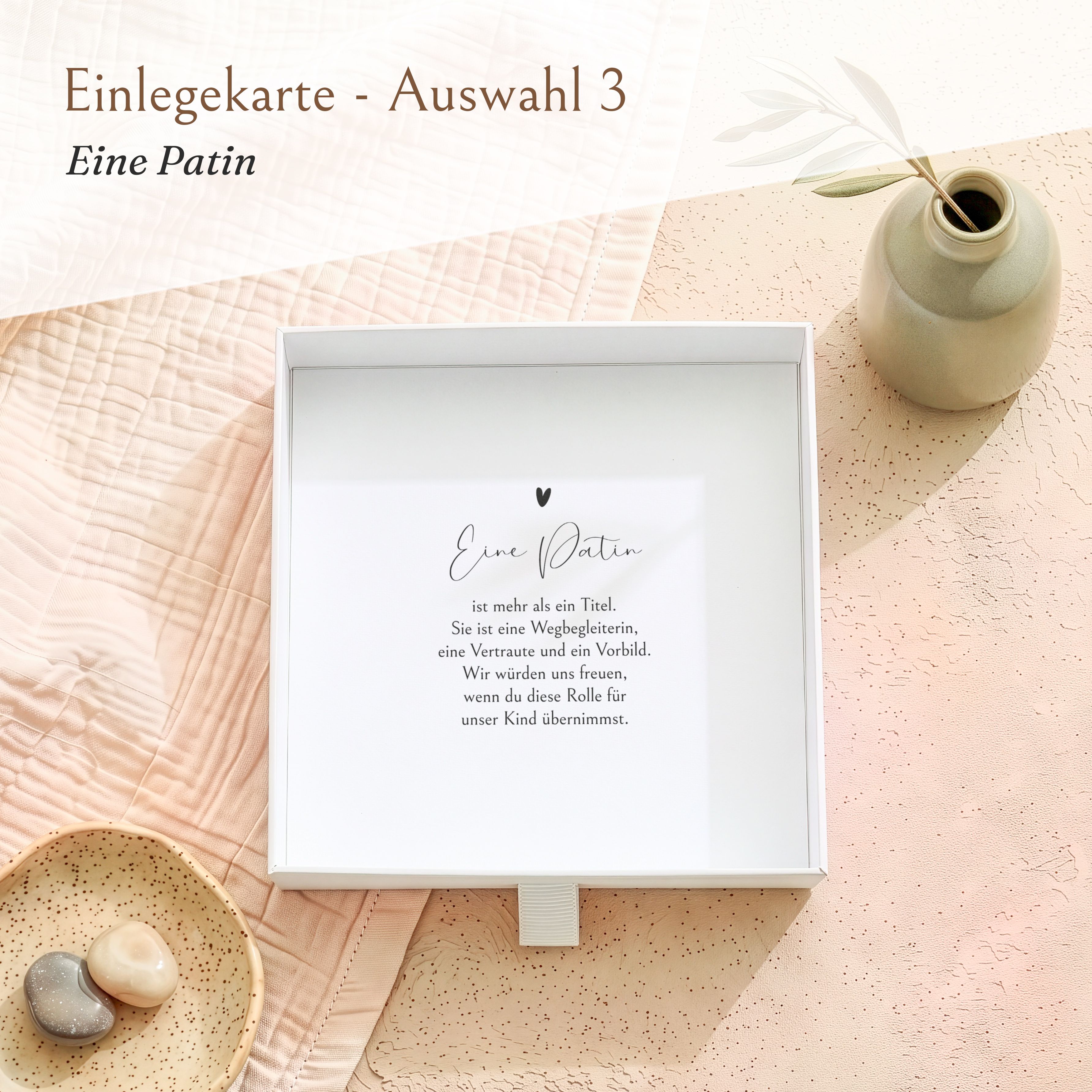 Offene weiße Geschenkbox aus strukturiertem Karton, innen eine Einlegekarte mit dem Design 'Eine Patin' und emotionalem Text zur Patenfrage.
