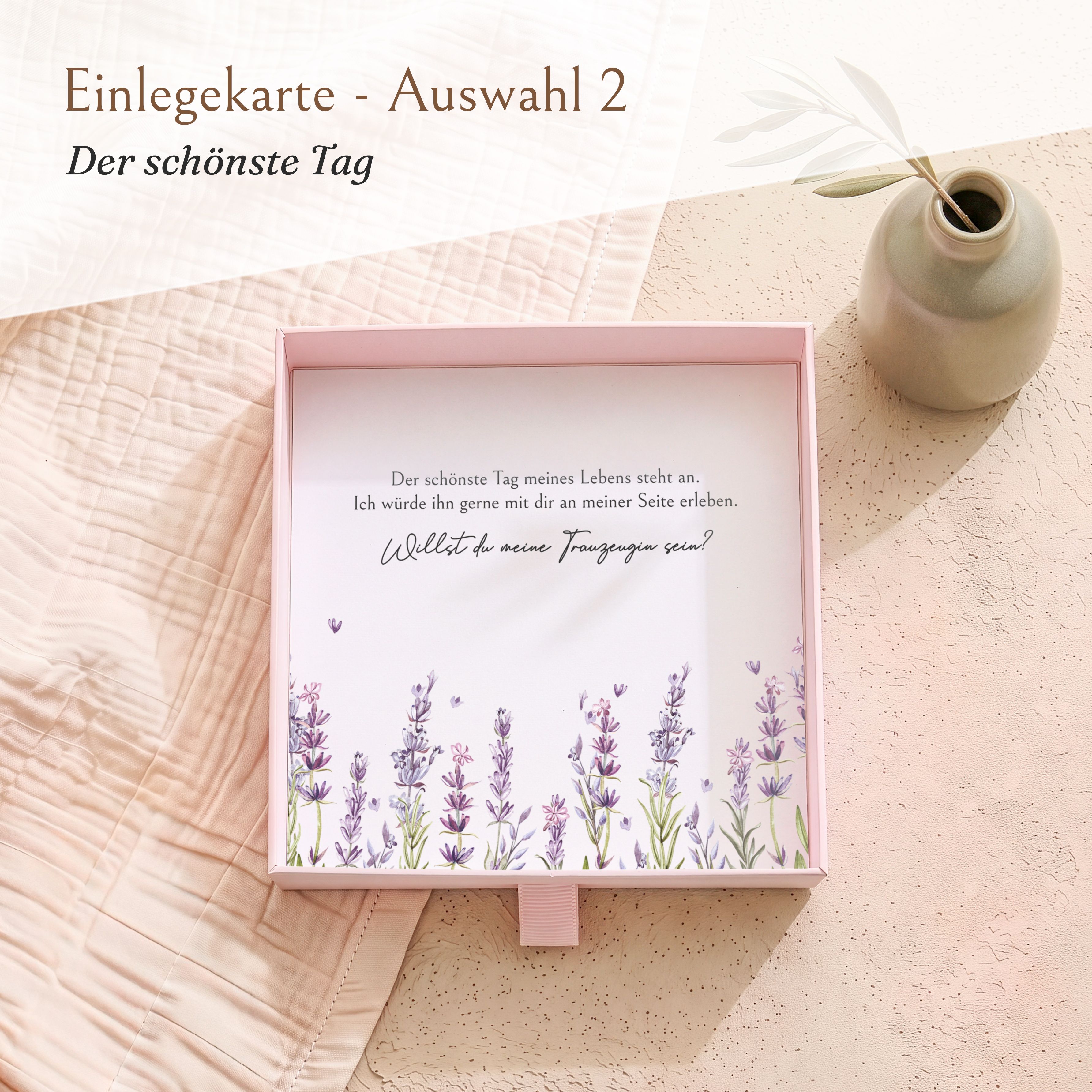 Rosa Karton-Geschenkbox geöffnet, mit Einlegekarte im Lavendel-Design und dem Text: "Willst du meine Trauzeugin sein?"