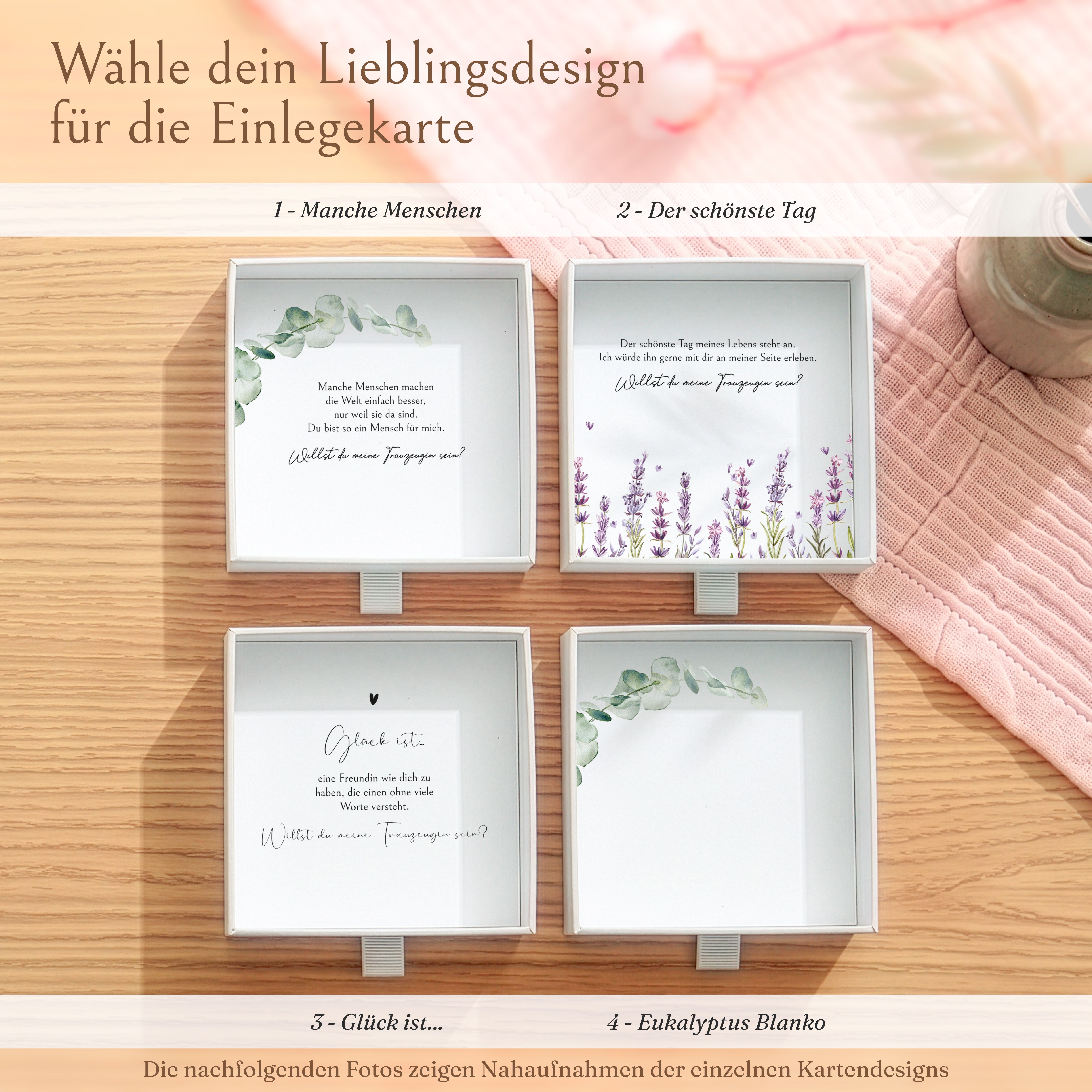 Vier weiße Karton-Geschenkboxen mit unterschiedlichen Einlegekarten-Designs zur Trauzeugenfrage, darunter florale und Textmotive.