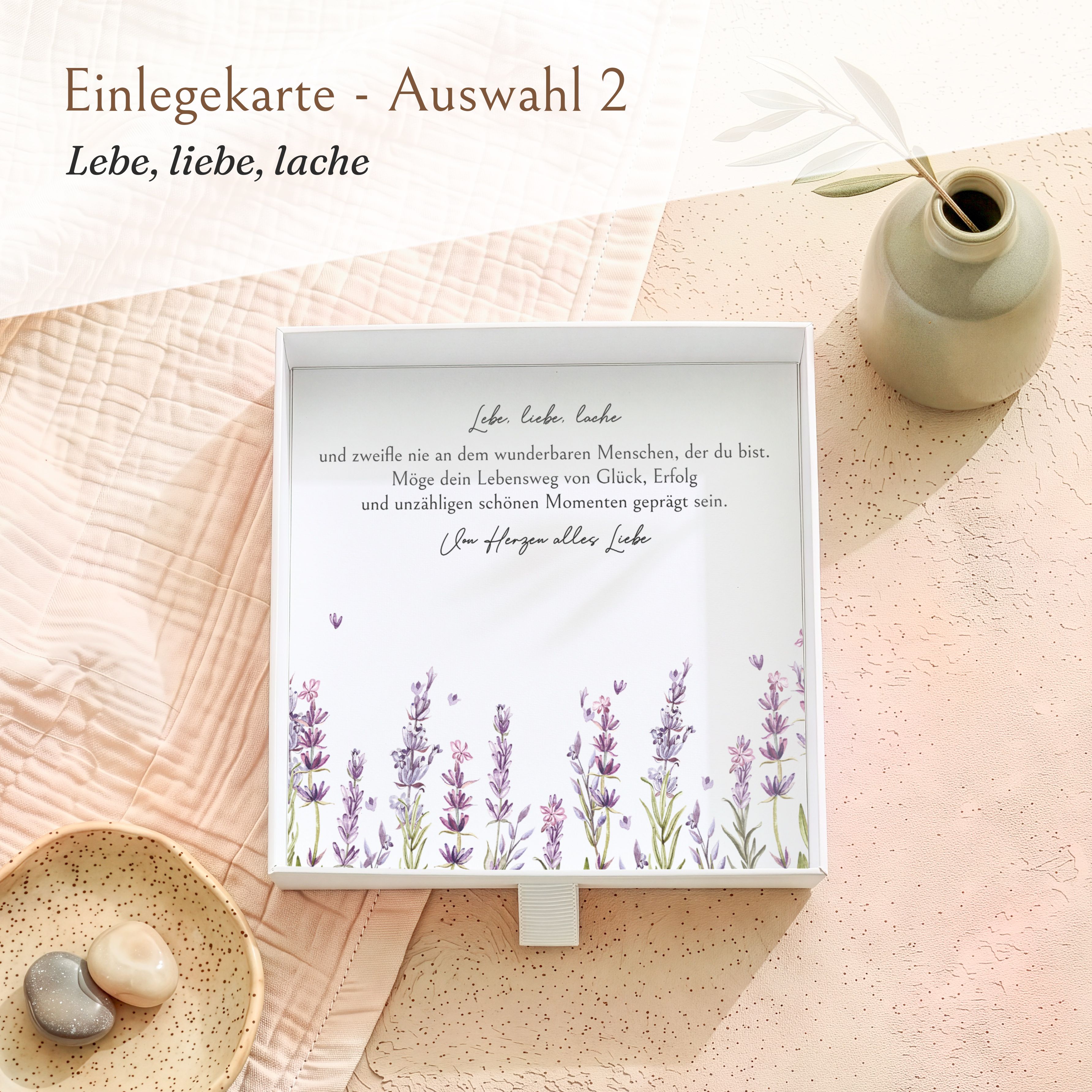 Weiße Geschenkbox aus Karton mit bedruckter Einlegekarte. Die Karte zeigt violette Lavendelblüten und einen Spruch zur Konfirmation.