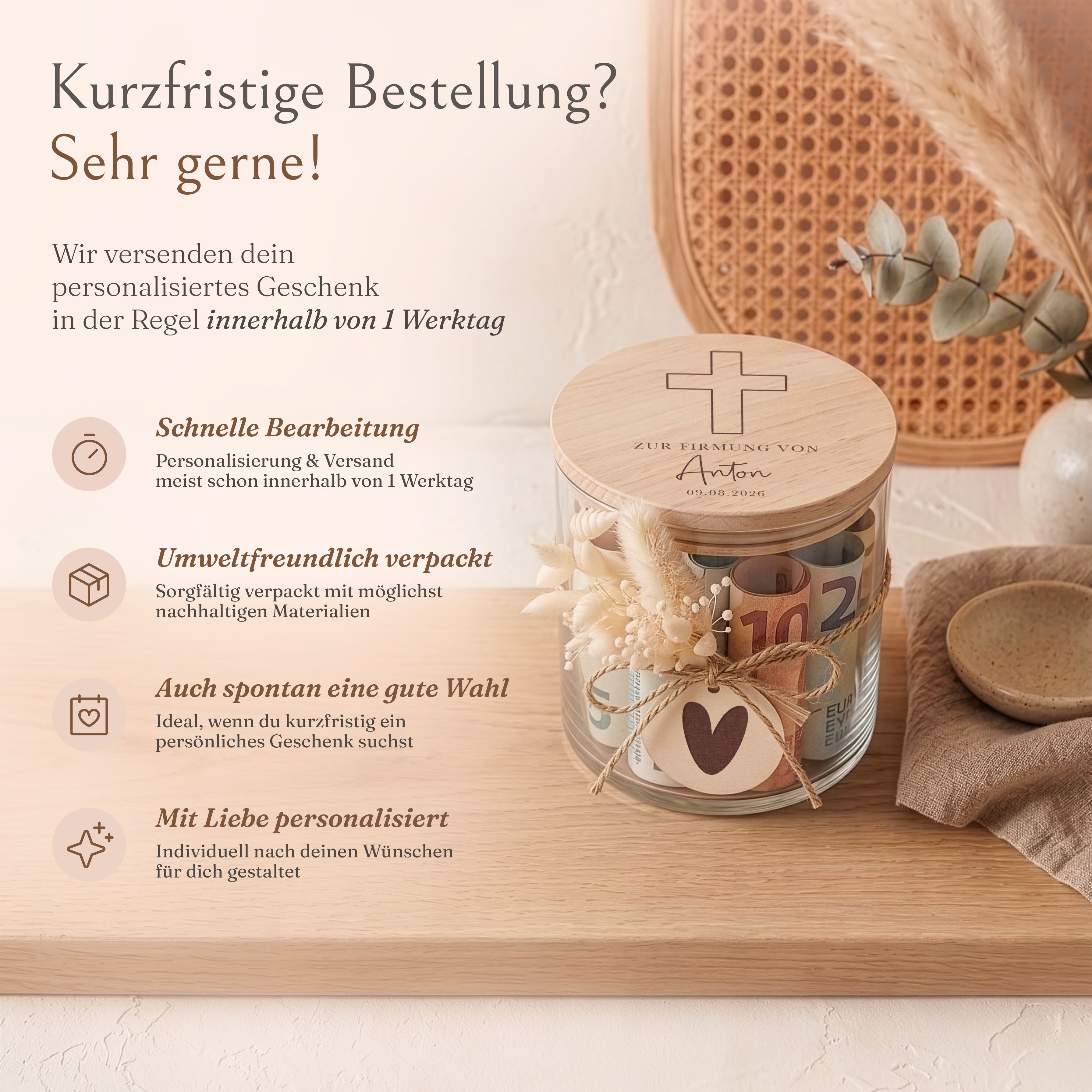 Personalisiertes Vorratsglas zur Firmung mit graviertem Buchenholzdeckel inklusive Kreuz-Motiv. Ergänzt durch einen Holzanhänger mit Herz und beige Trockenblumen.