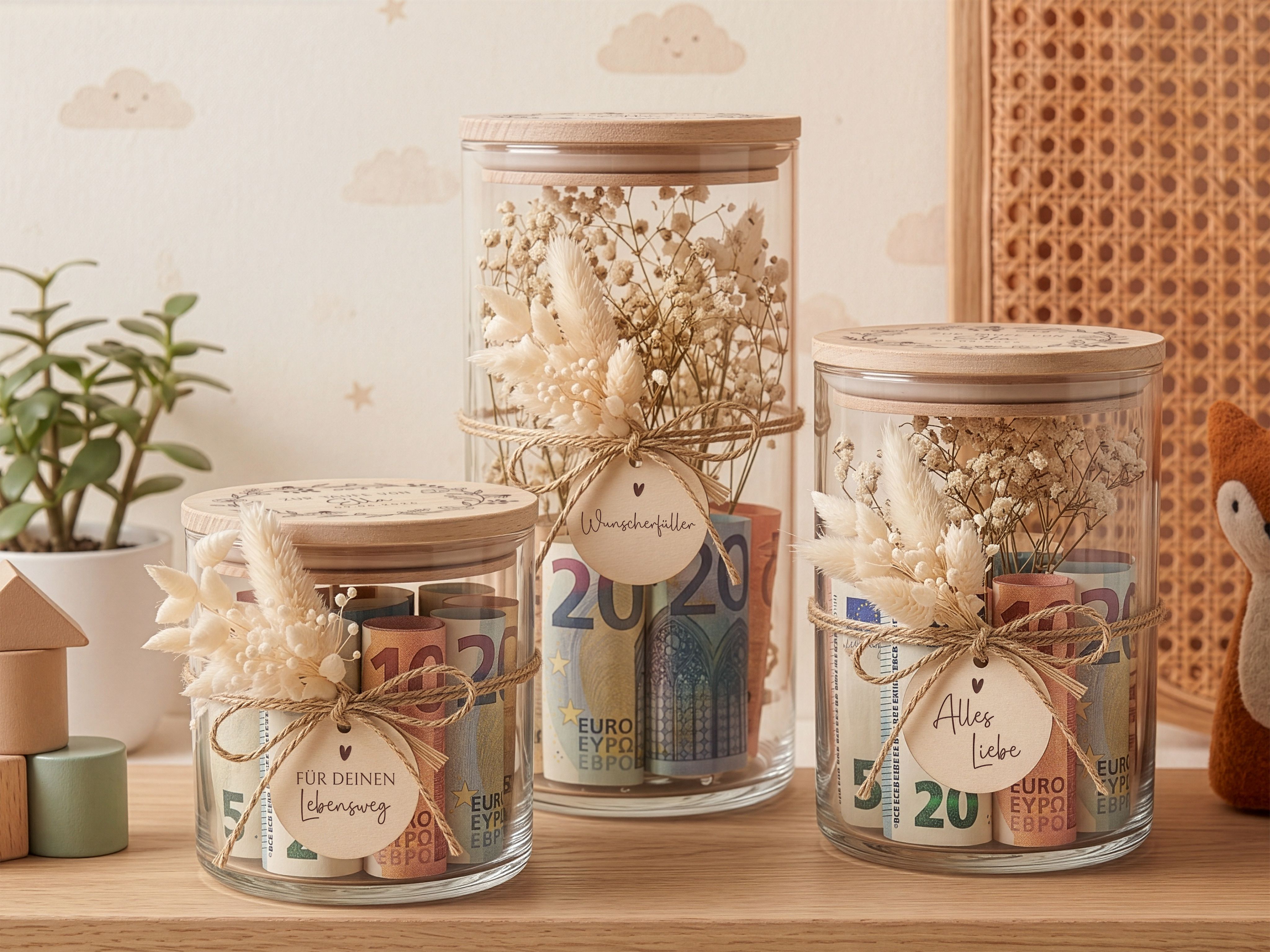 Vorratsglas für Taufe, mit graviertem Buchenholzdeckel, Blütenkranz. Beige Trockenblumen und Holzanhänger mit Band am Glas.