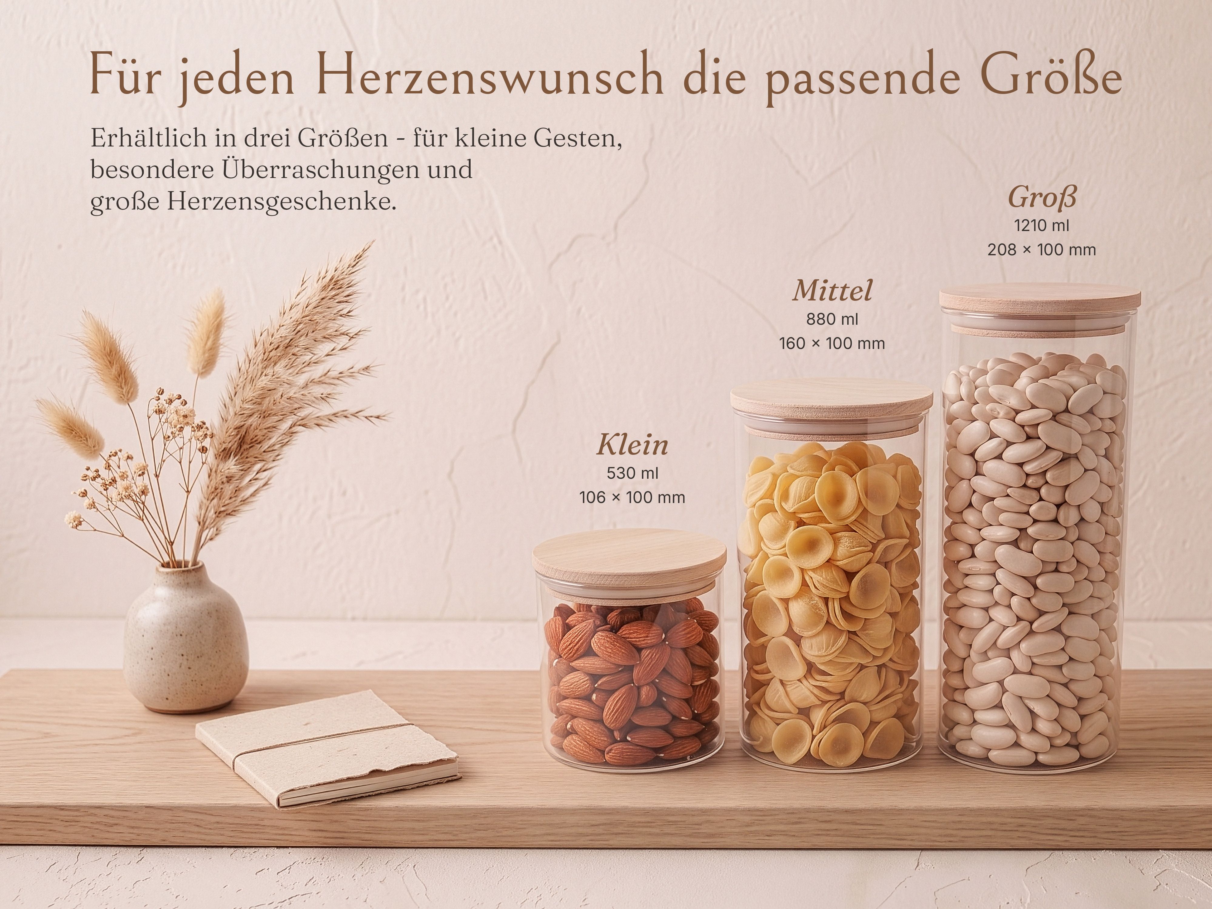 Drei personalisierbare Vorratsgläser für Hochzeitsgeschenke, mit Buchenholzdeckeln, in drei Größen auf einem Holzregal abgebildet.