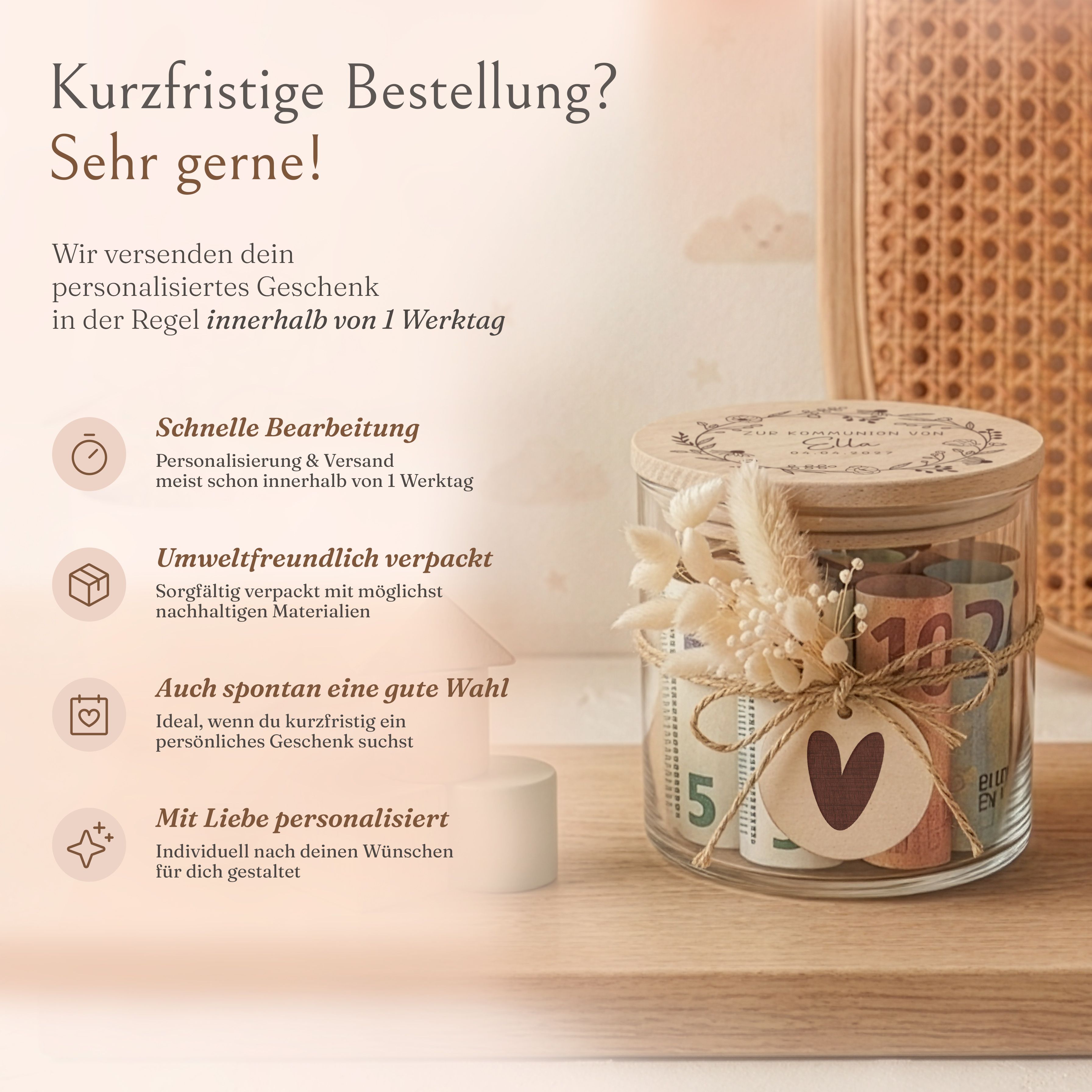 Vorratsglas zur Kommunion mit graviertem Holzdeckel im Blütenkranz-Design, verziert mit einem Sträußchen Trockenblumen und einem Herz-Anhänger.