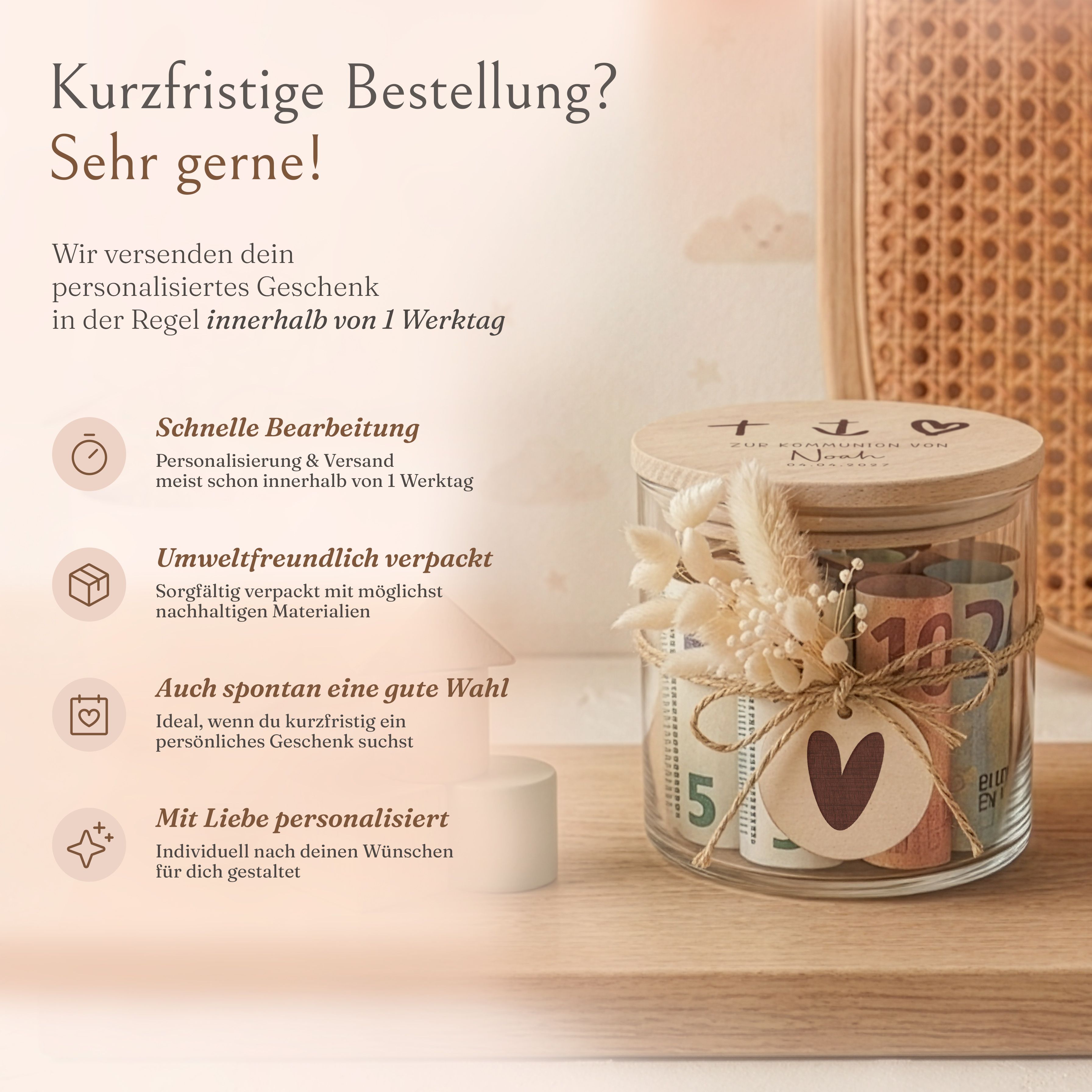 Vorratsglas zur Kommunion, personalisiert mit graviertem Holzdeckel (Kreuz, Anker, Herz). Verziert mit beigefarbenen Trockenblumen und Herz-Anhänger.