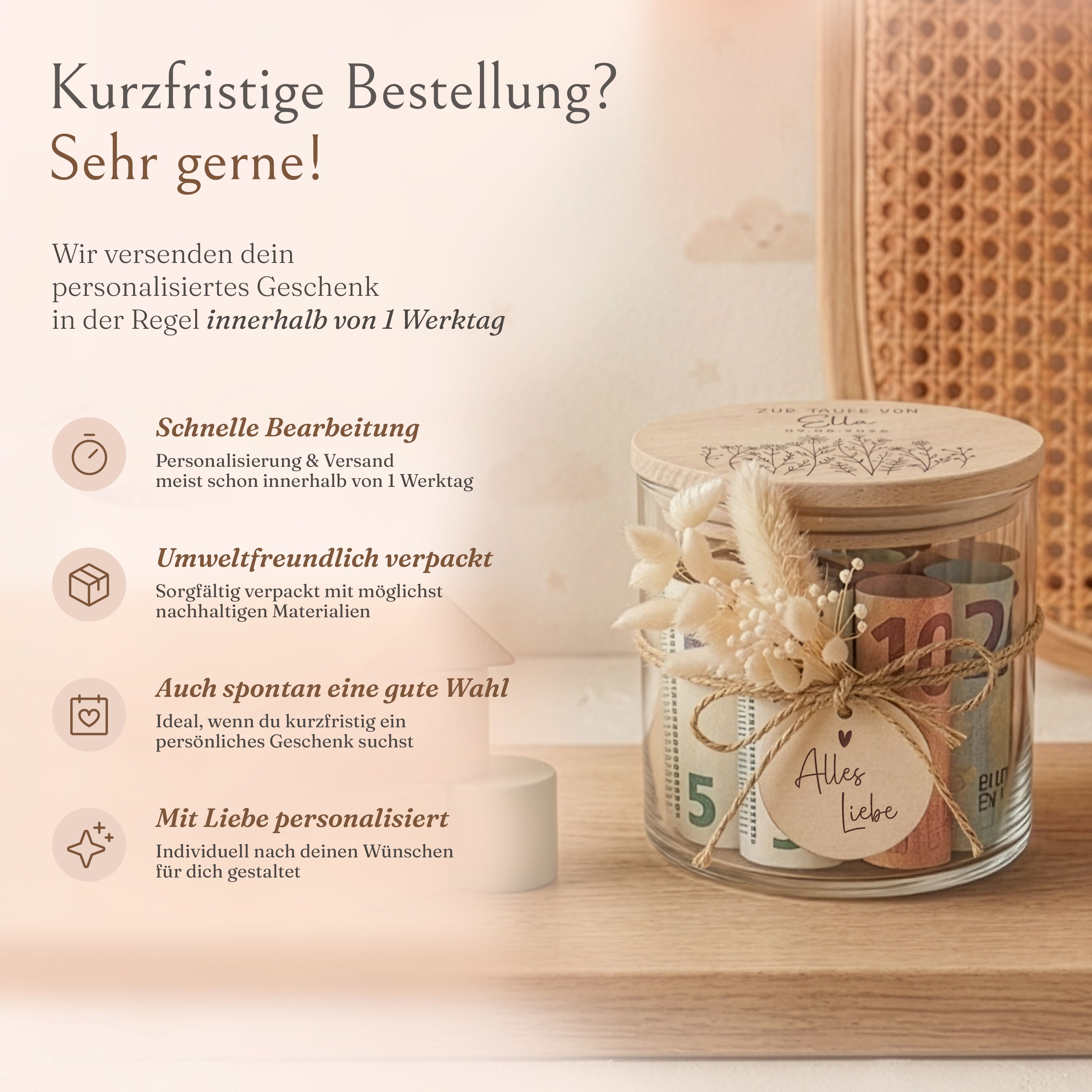 Personalisiertes Vorratsglas zur Taufe mit graviertem Holzdeckel und Anhänger. Beiges Trockenblumen-Sträußchen inklusive.