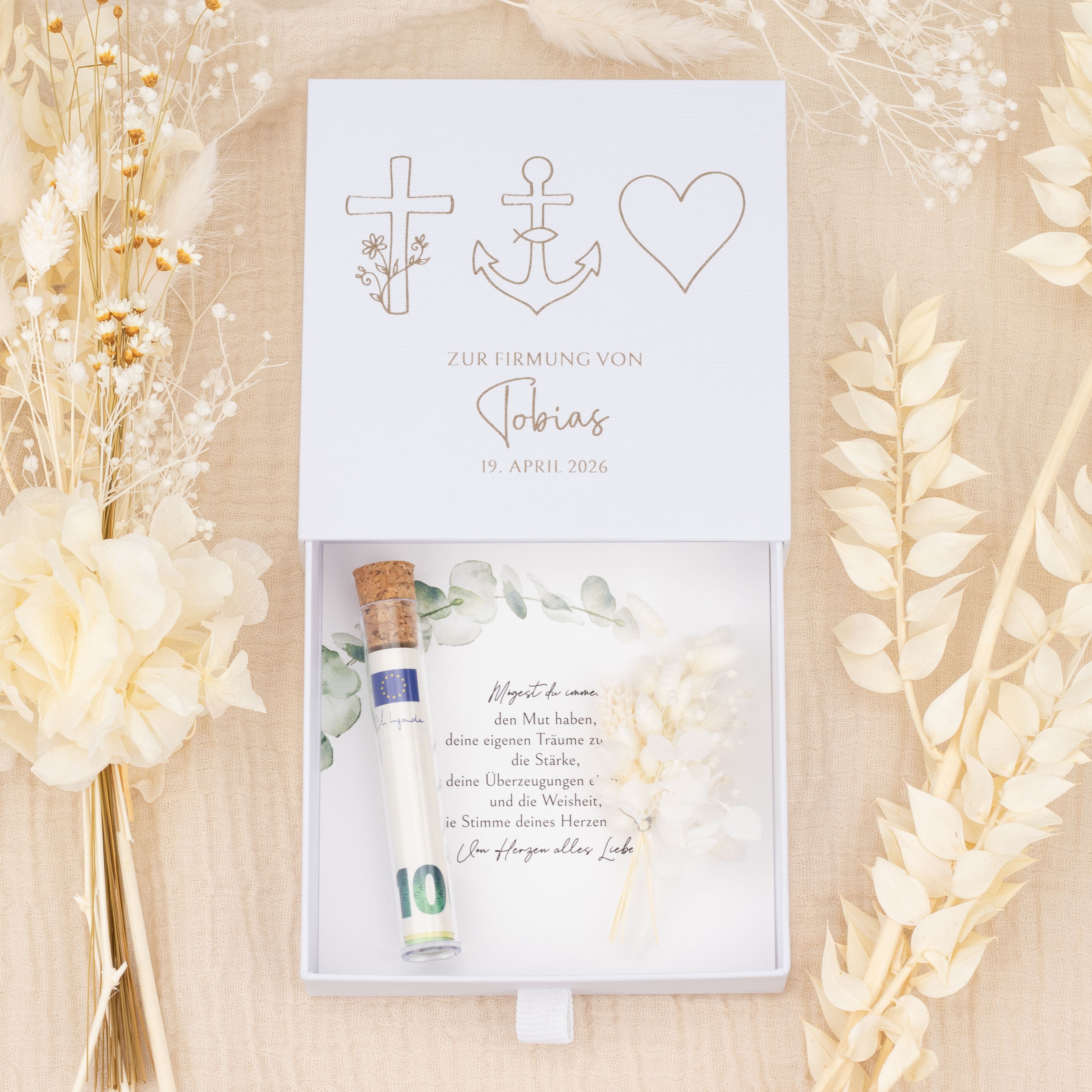Personalisierte Geschenkbox aus weißem Karton zur Firmung mit Gravur von Kreuz