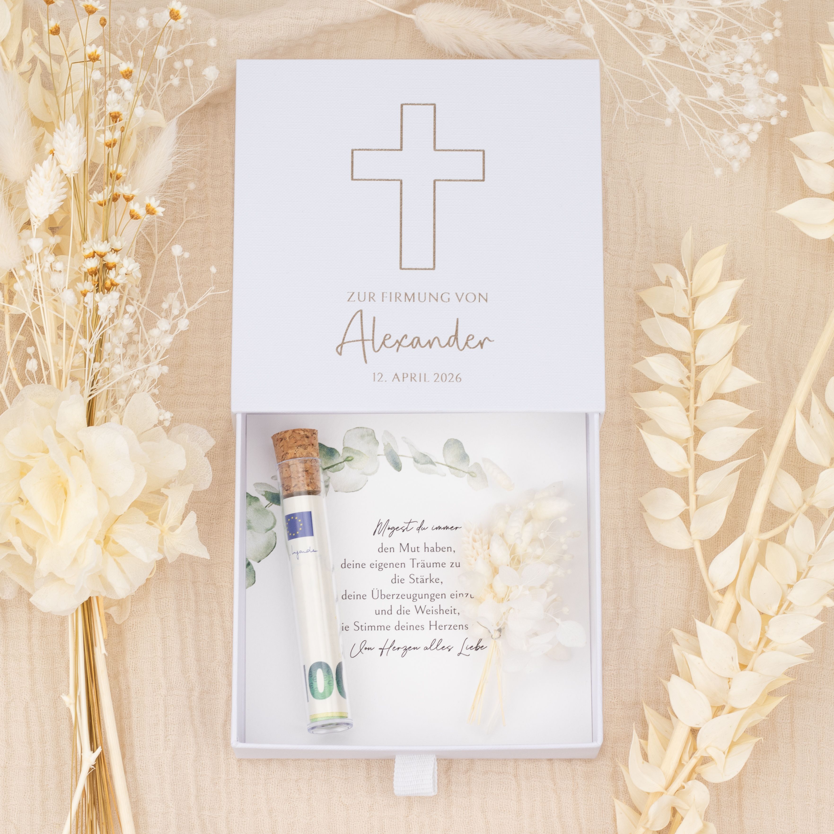 Personalisierte Geschenkbox zur Firmung aus weissem Karton mit graviertem Kreuz