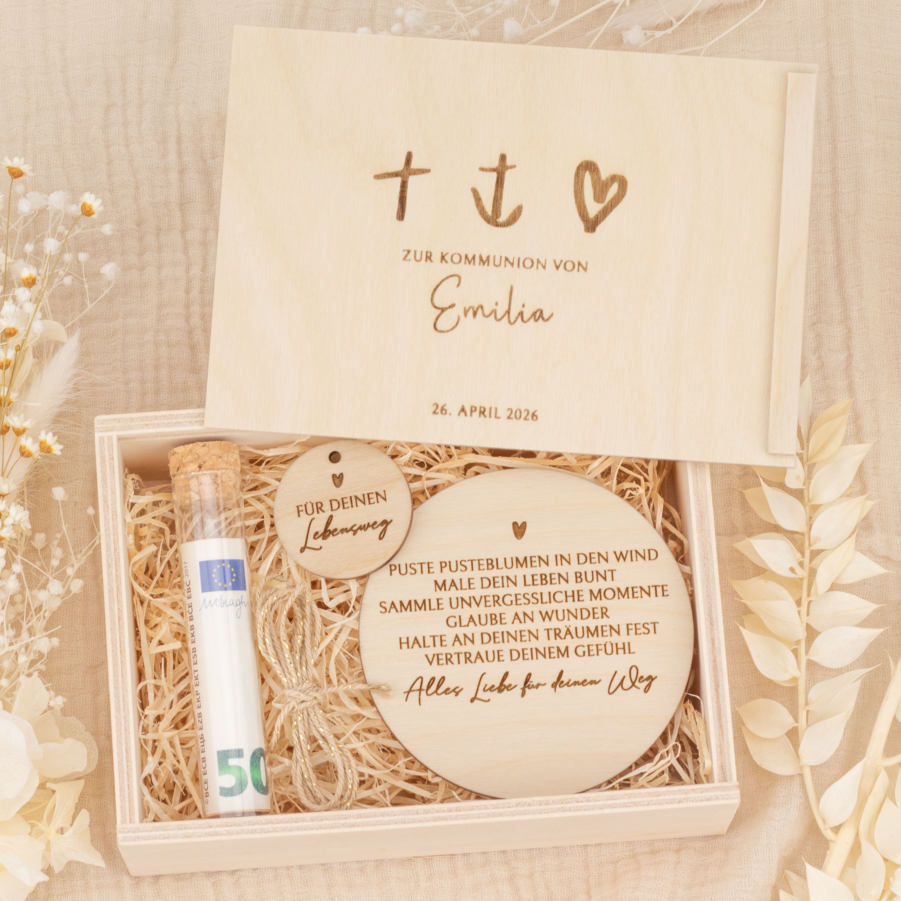 Geldgeschenk Holzbox zur Kommunion mit Lasergravur der Symbole Glaube, Hoffnung, Liebe, Name und Datum. Innen liegen ein Reagenzglas und eine gravierte Holzscheibe