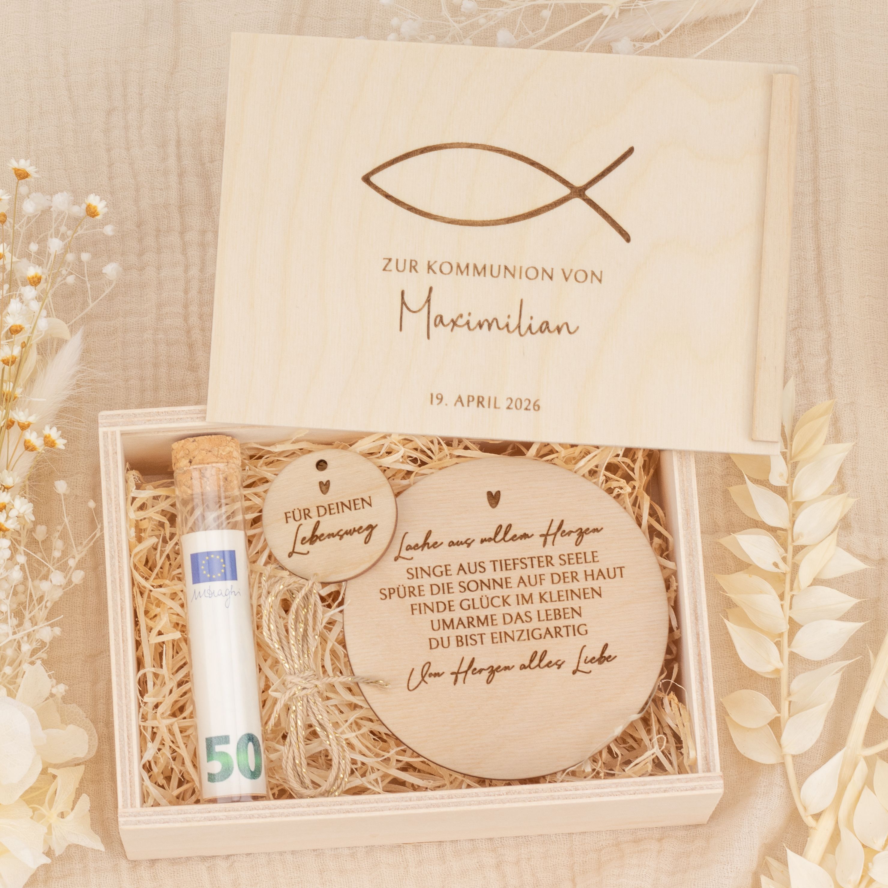 Personalisiertes Geldgeschenk zur Kommunion in Holzbox Ichthys, graviert mit Name Maximilian und Datum 19. April 2026