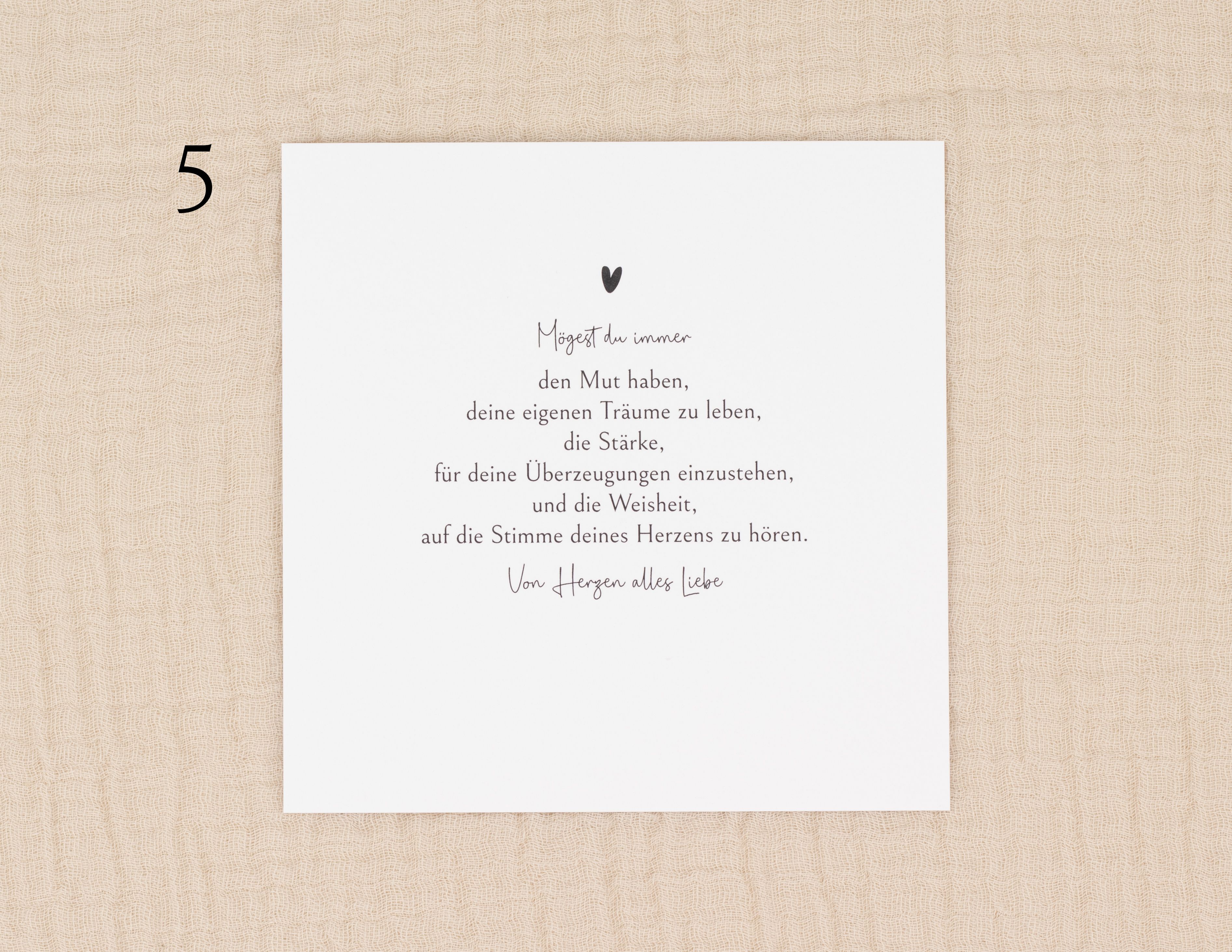 Personalisierte Geschenkbox zur Kommunion - eine weiße Einlegekarte mit einem inspirierenden Spruch und einem kleinen Herzsymbol