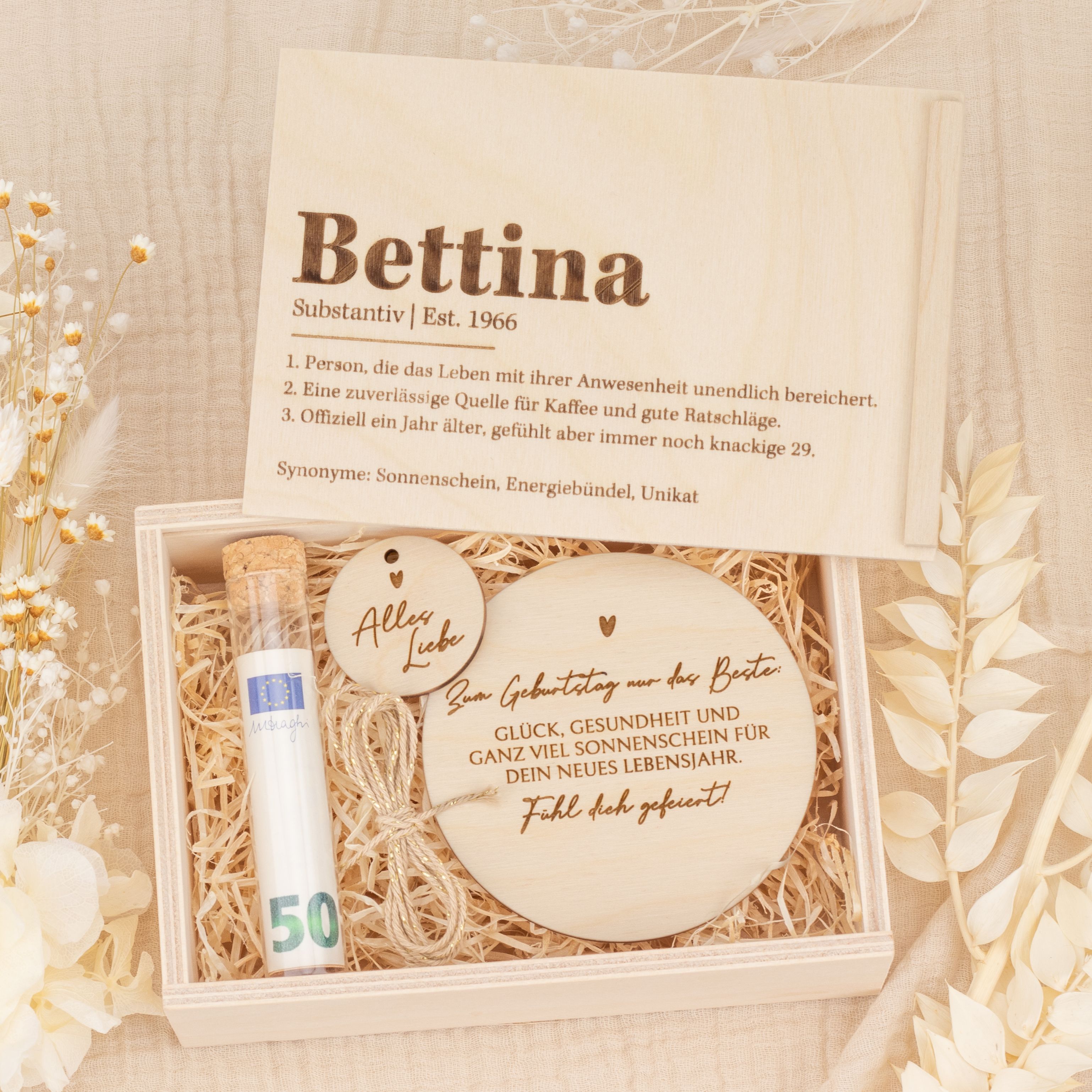 Personalisierte Holzbox zum Geburtstag mit Namensdefinition für Bettina auf dem Deckel und gravierter Holzscheibe mit Glückwünschen