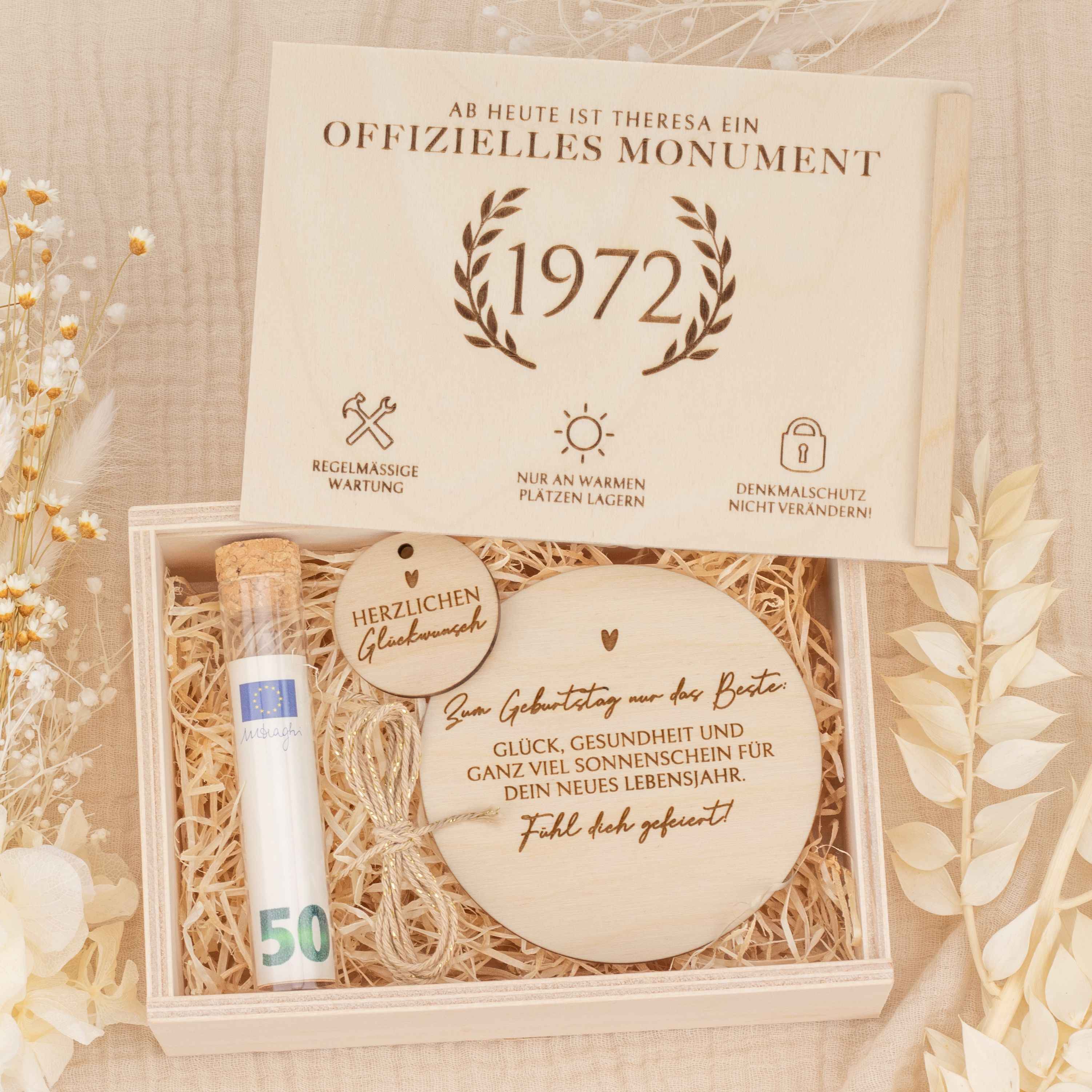 Personalisiertes Geldgeschenk zum Geburtstag - Holzbox "Monument" mit Geburtsjahr & Reagenzglas