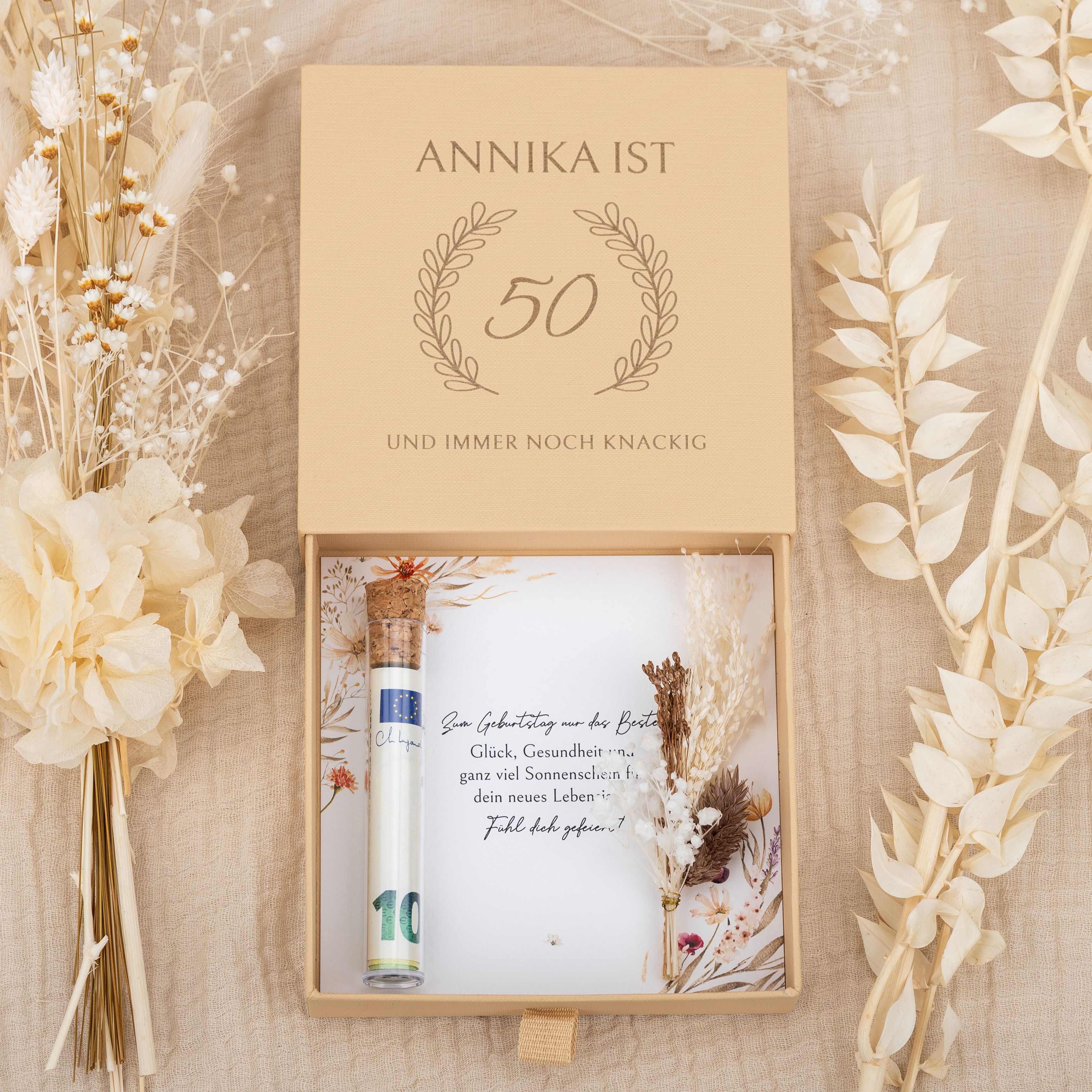 Personalisierte Geldgeschenkbox zum 50. Geburtstag aus Karton mit graviertem Namen Annika und Zahl 50 im Lorbeerkranz. Innen mit Einlegekarte