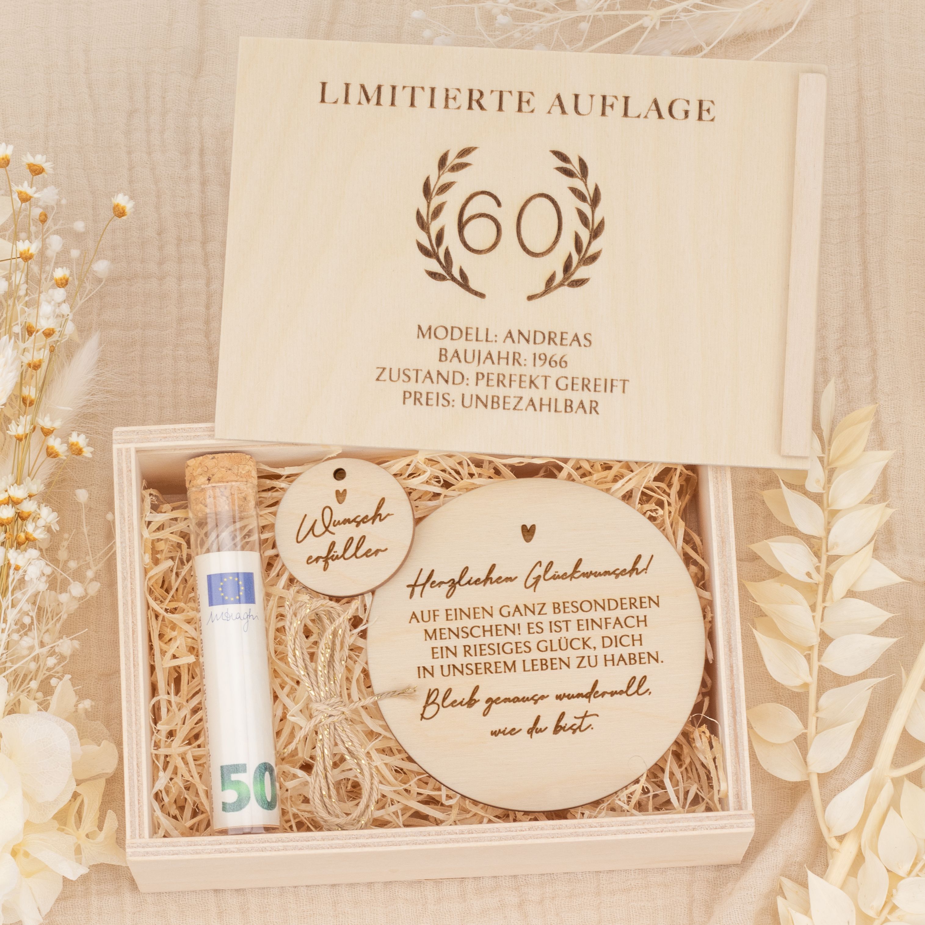Holzbox zum 60. Geburtstag mit Lasergravur der Zahl 60 im Kranz, Reagenzglas und gravierten Holzscheiben