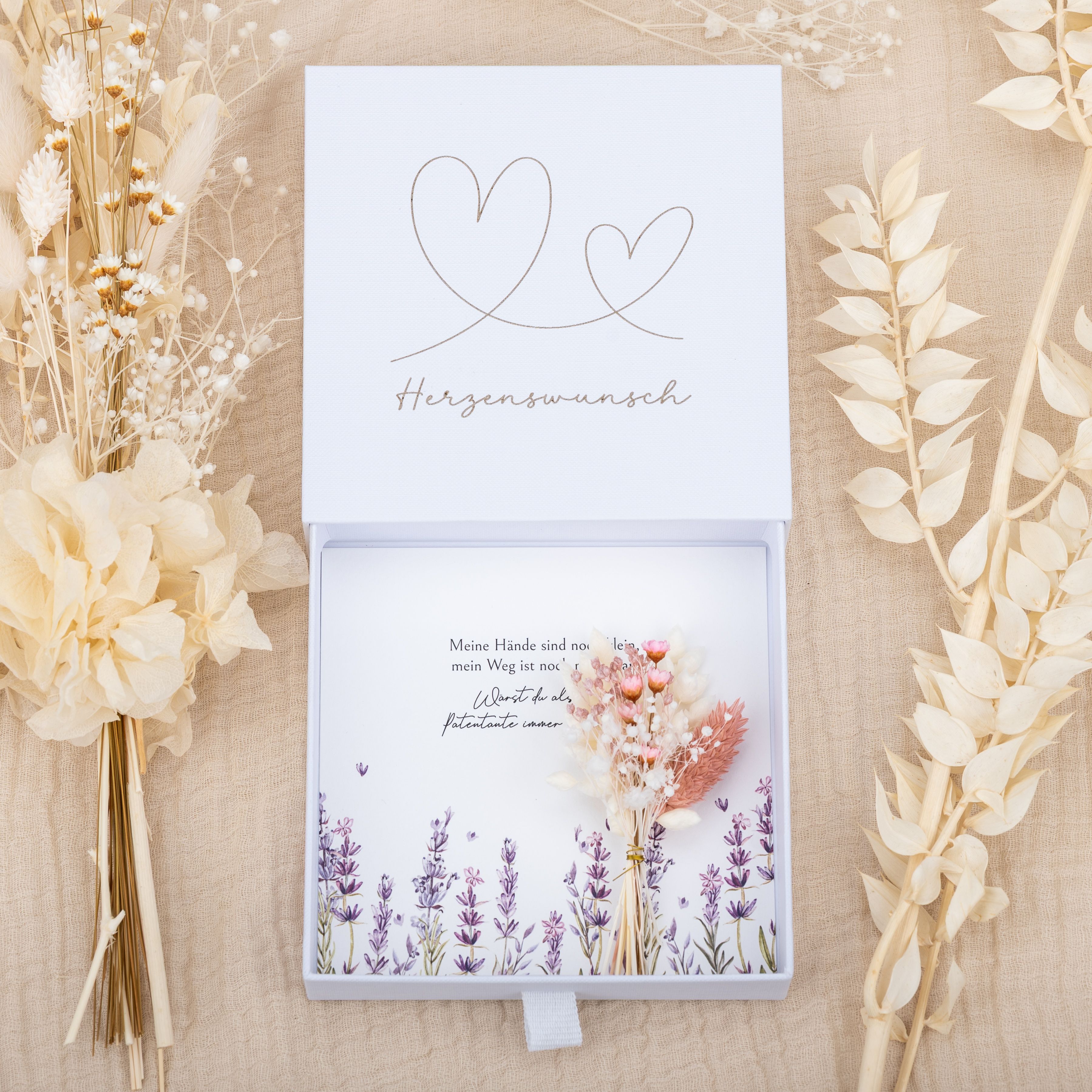 Kartonbox Patenfrage mit Herz-Lasergravur und 'Herzenswunsch'. Enthält Einlegekarte und Trockenblumen
