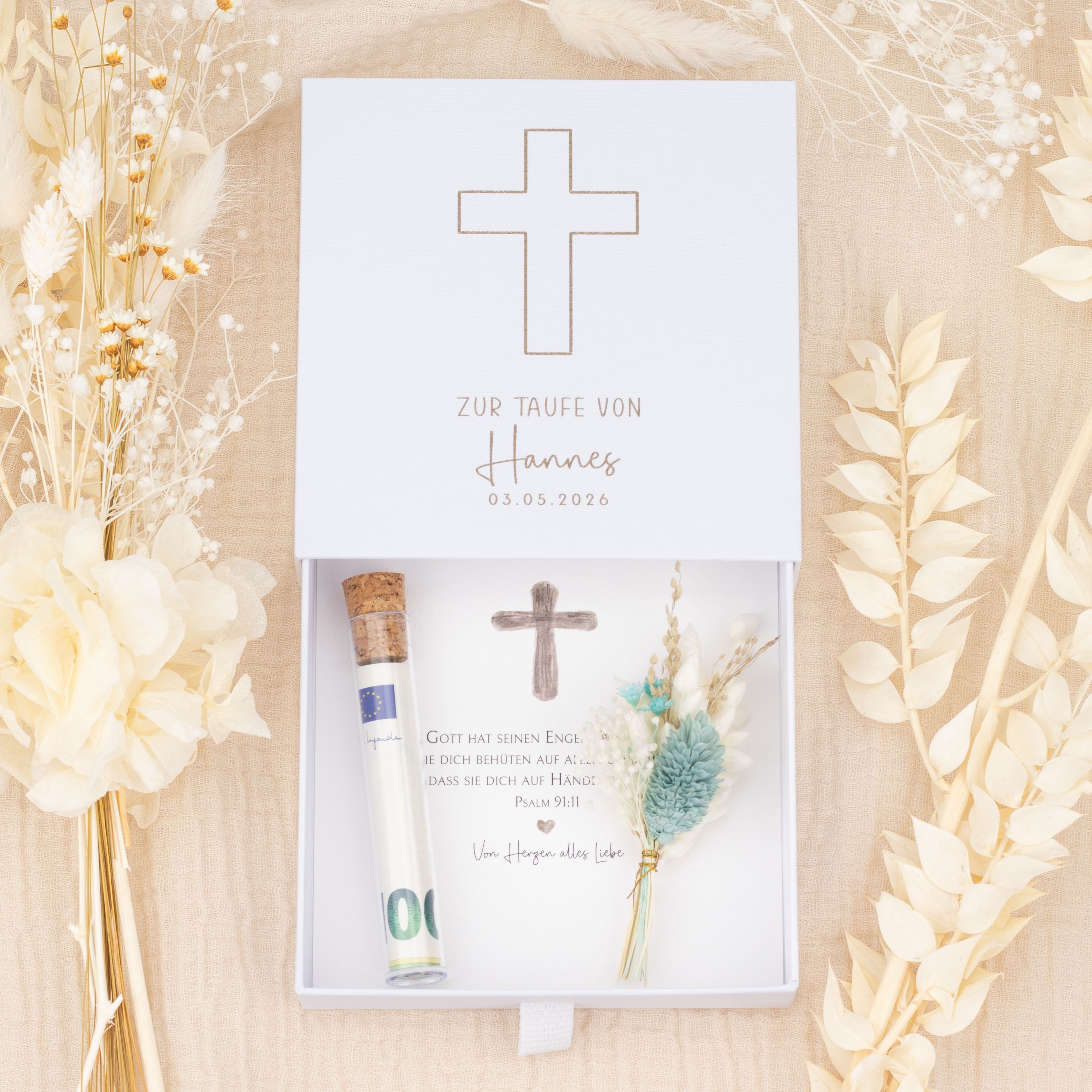 Personalisierte Geschenkbox aus strukturiertem Karton zur Taufe mit Kreuzgravur