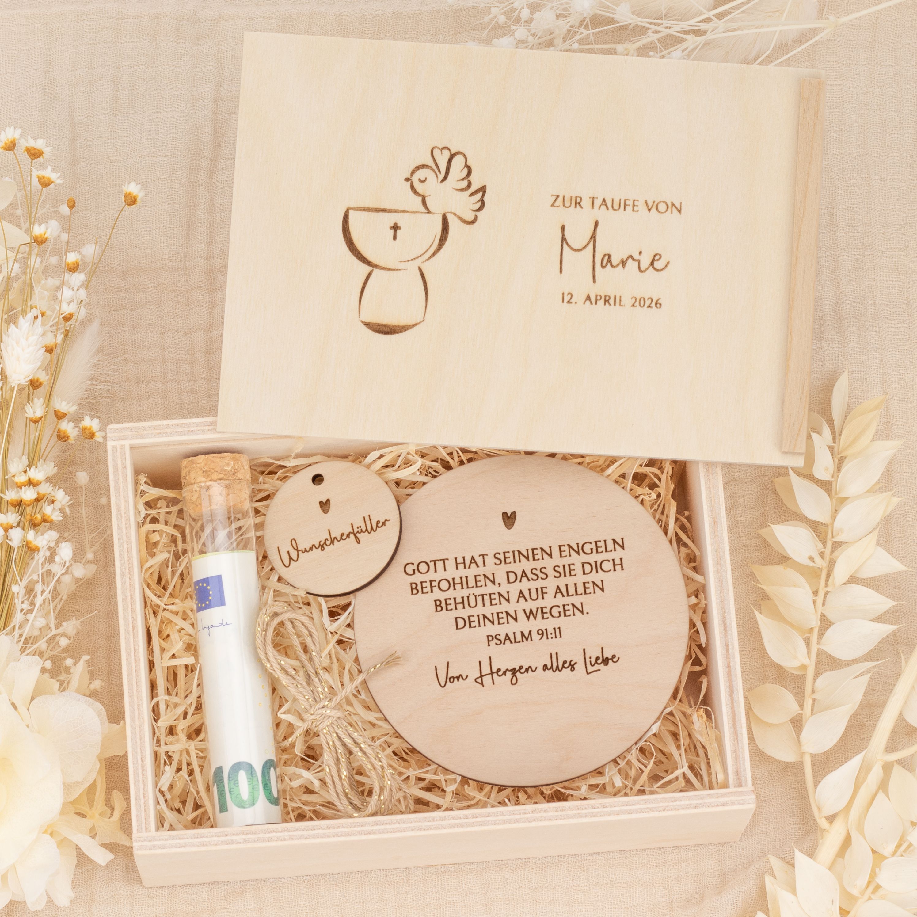 Geldgeschenk Holzbox Taufe mit Lasergravur Taufbecken, Taube, Name Marie, Datum. Innen: Holzscheibe mit Spruch, Reagenzglas.