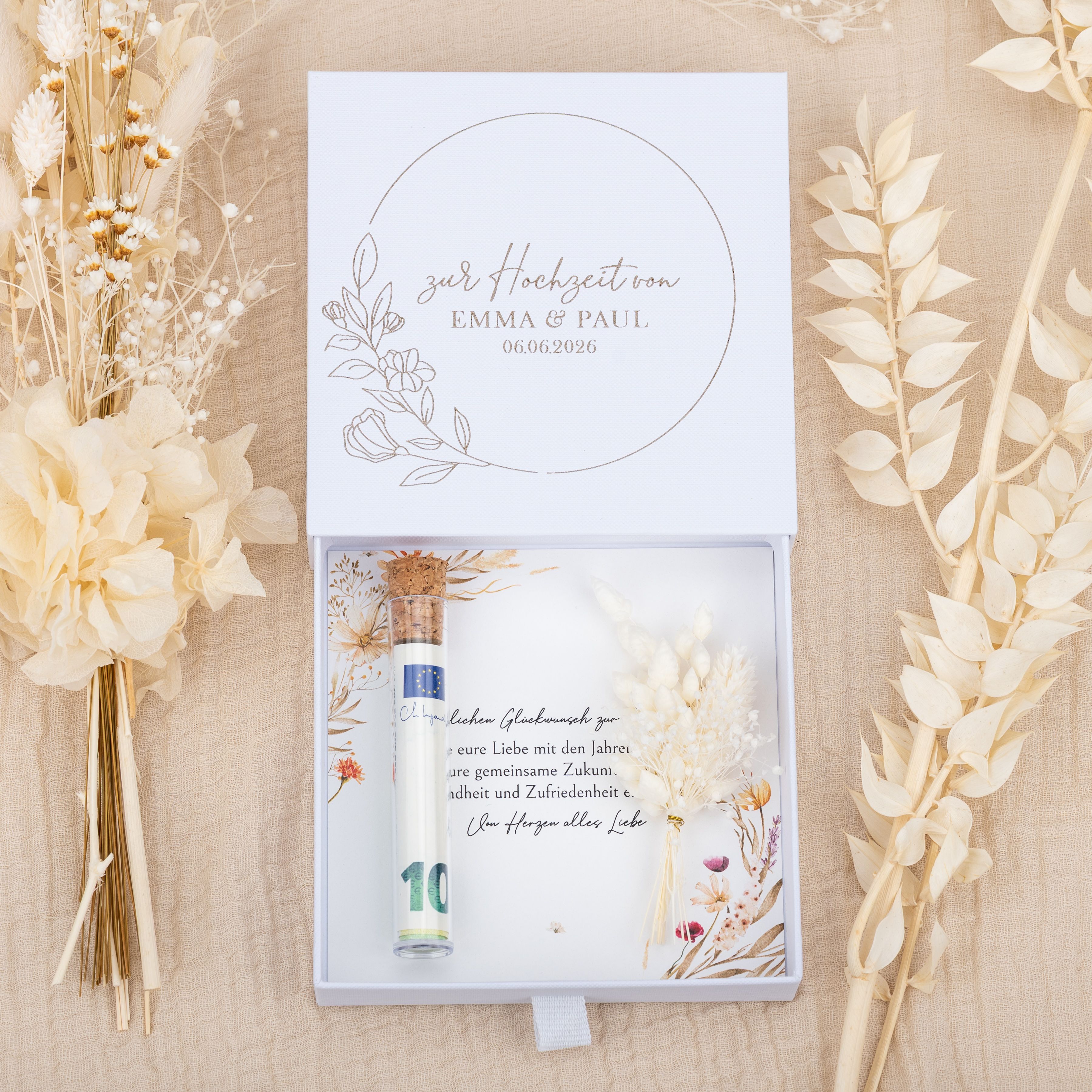Personalisiertes Geldgeschenk zur Hochzeit: weiße Kartonbox mit floraler Lasergravur