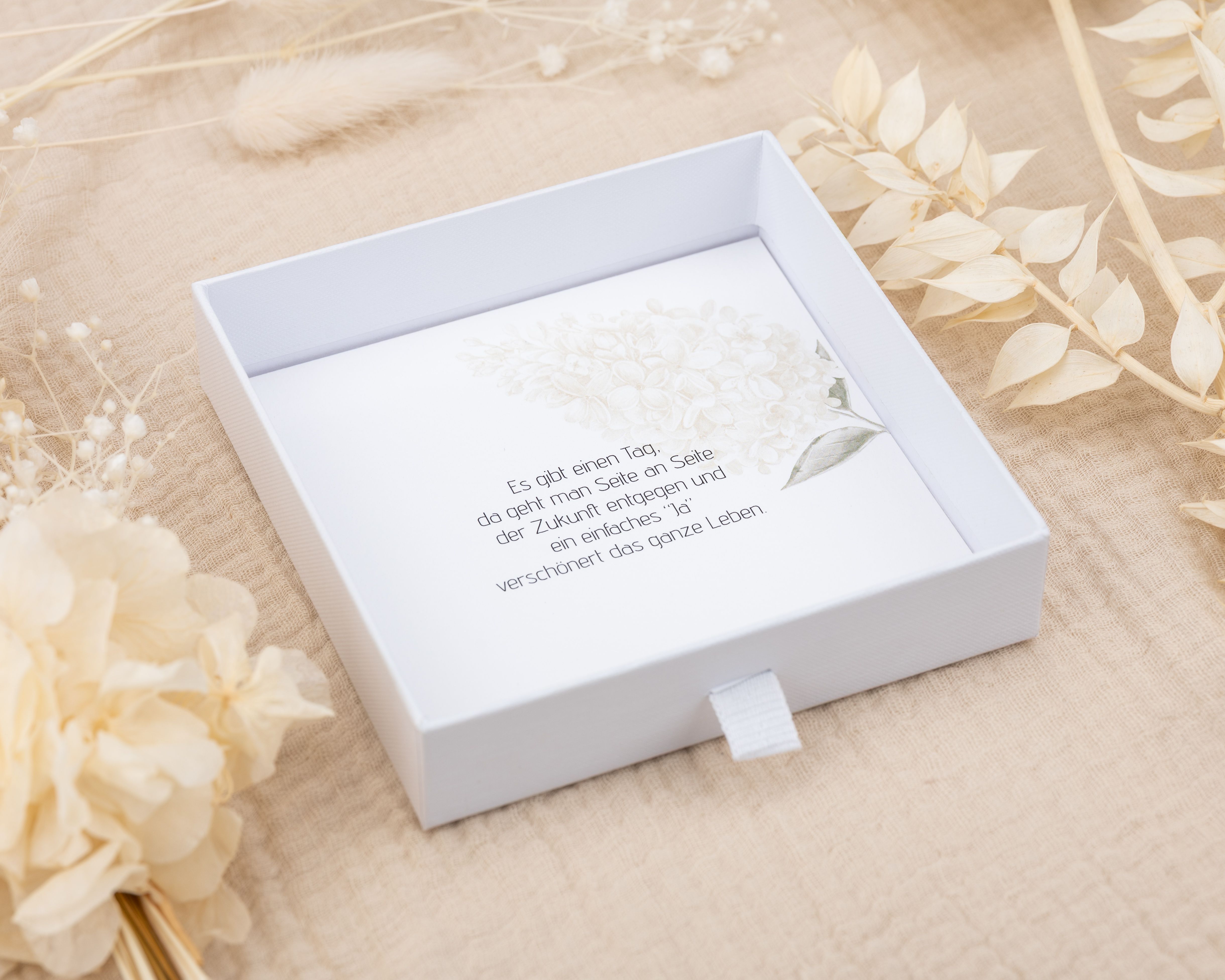 Personalisierte weiße Kartonbox zur Hochzeit - geöffnet mit bedruckter Einlegekarte - floralem Motiv und Hochzeitsspruch