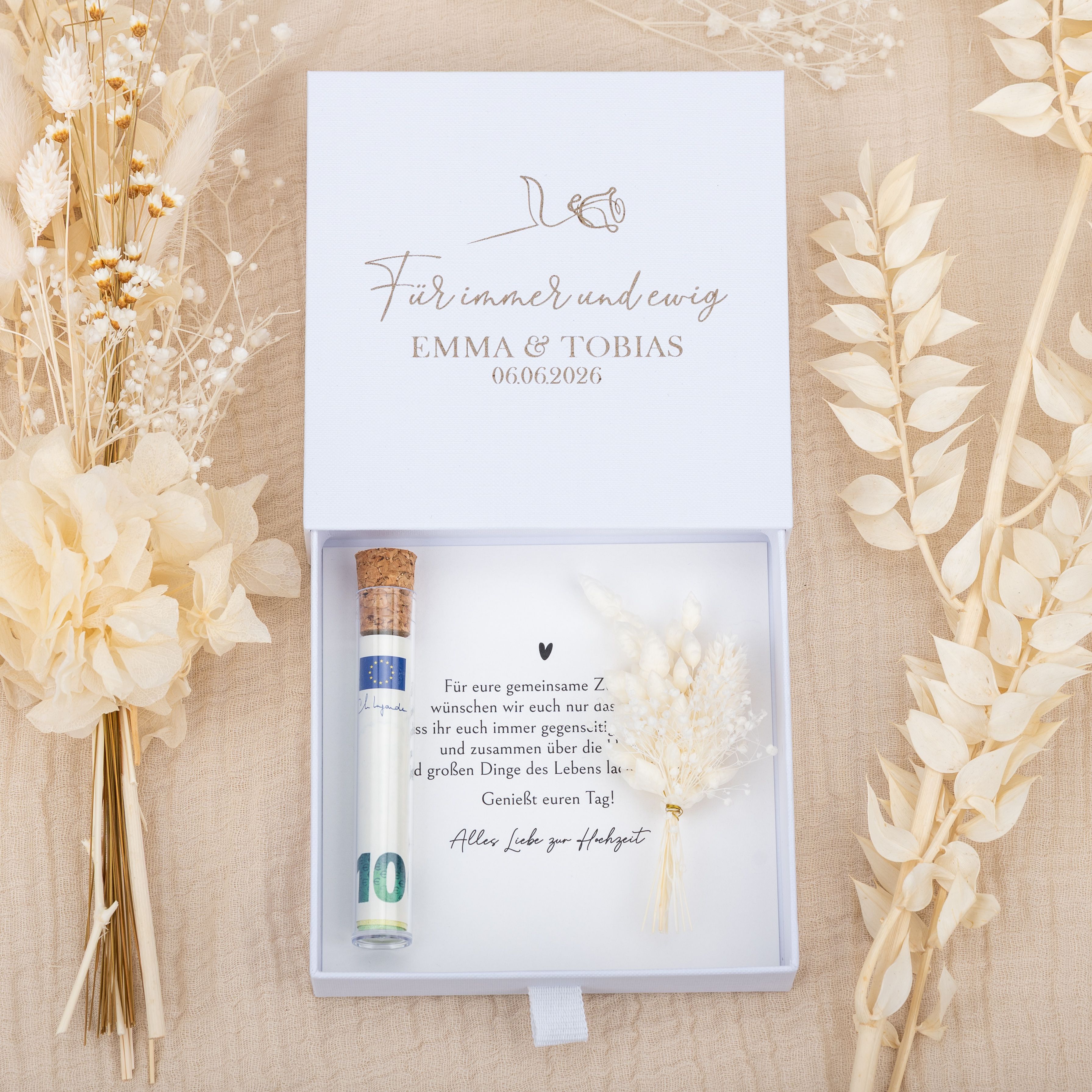 Geldgeschenk zur Hochzeit aus weißem Karton mit Lasergravur von Rose