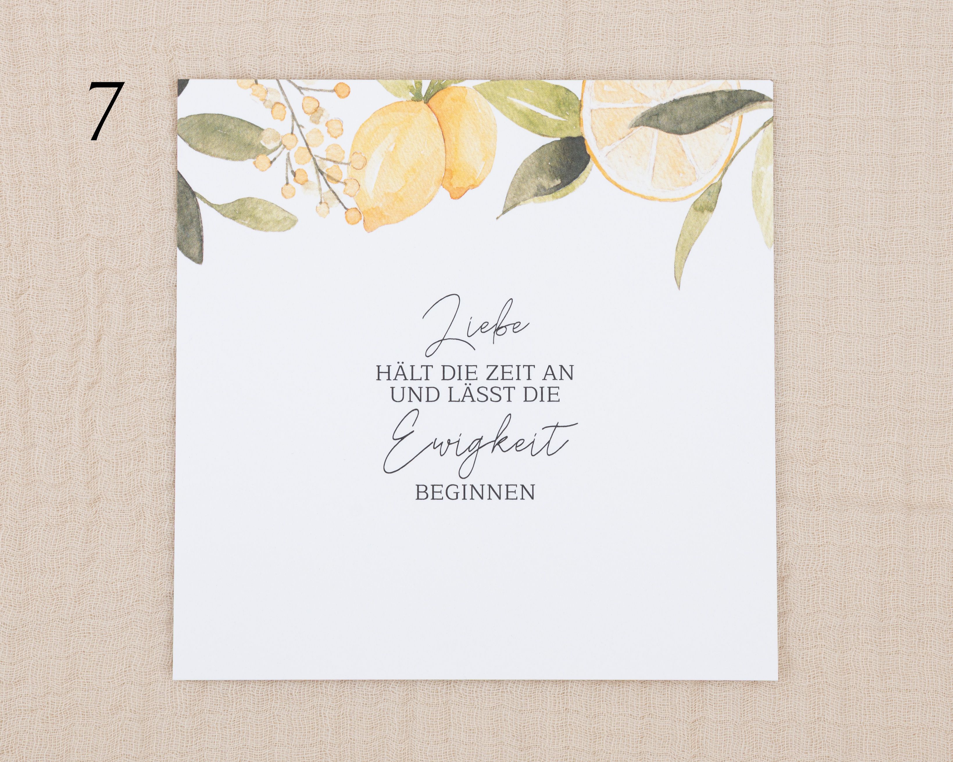Personalisierte Geschenkbox zur Hochzeit mit bedruckter Einlegekarte im Zitronen-Design und dem Spruch 'Liebe hält die Zeit an'.