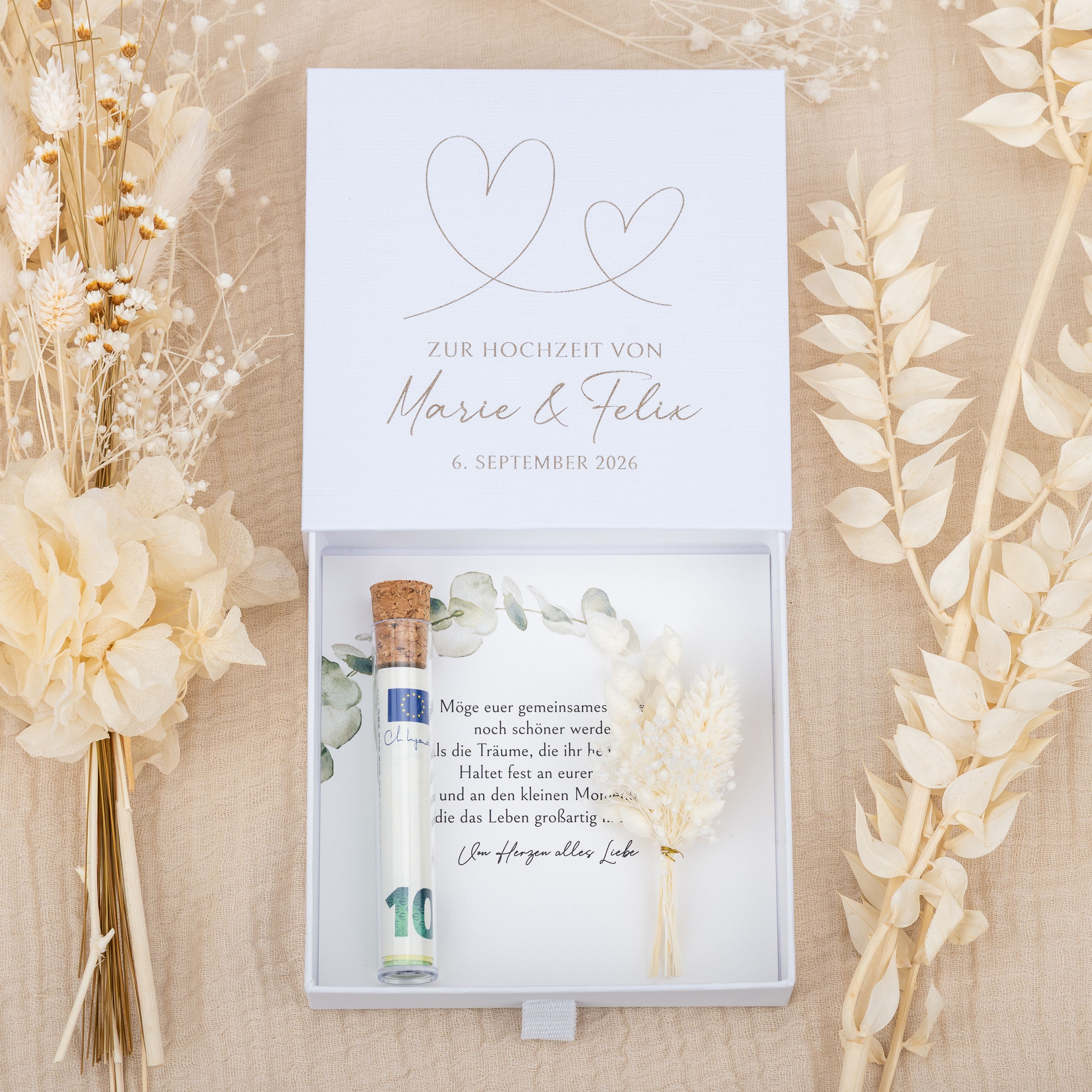 Personalisierte Geschenkbox zur Hochzeit aus strukturiertem Karton mit Lasergravur zweier Herzen