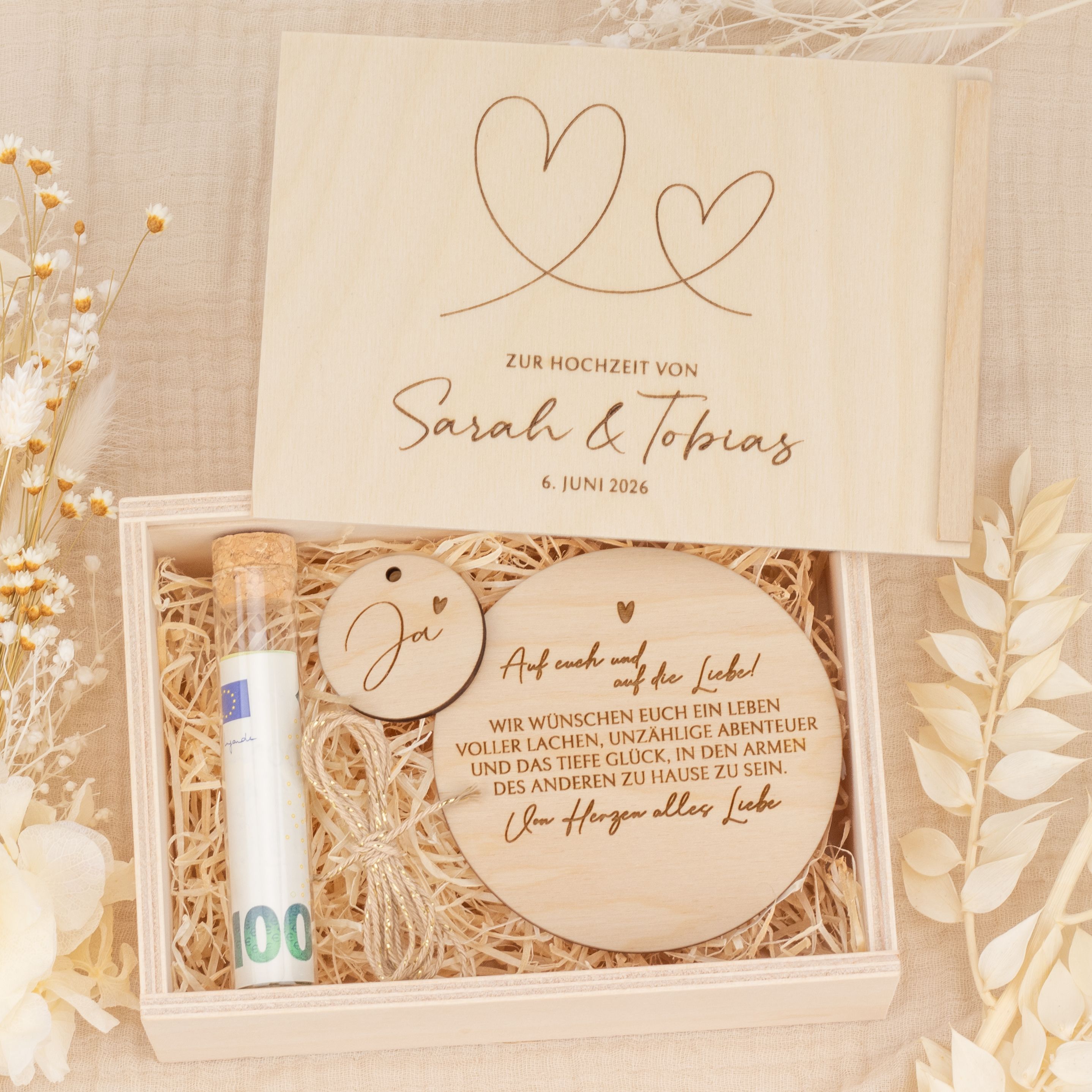 Personalisiertes Geldgeschenk zur Hochzeit - Holzbox "Zwei Herzen" mit Namen & Datum