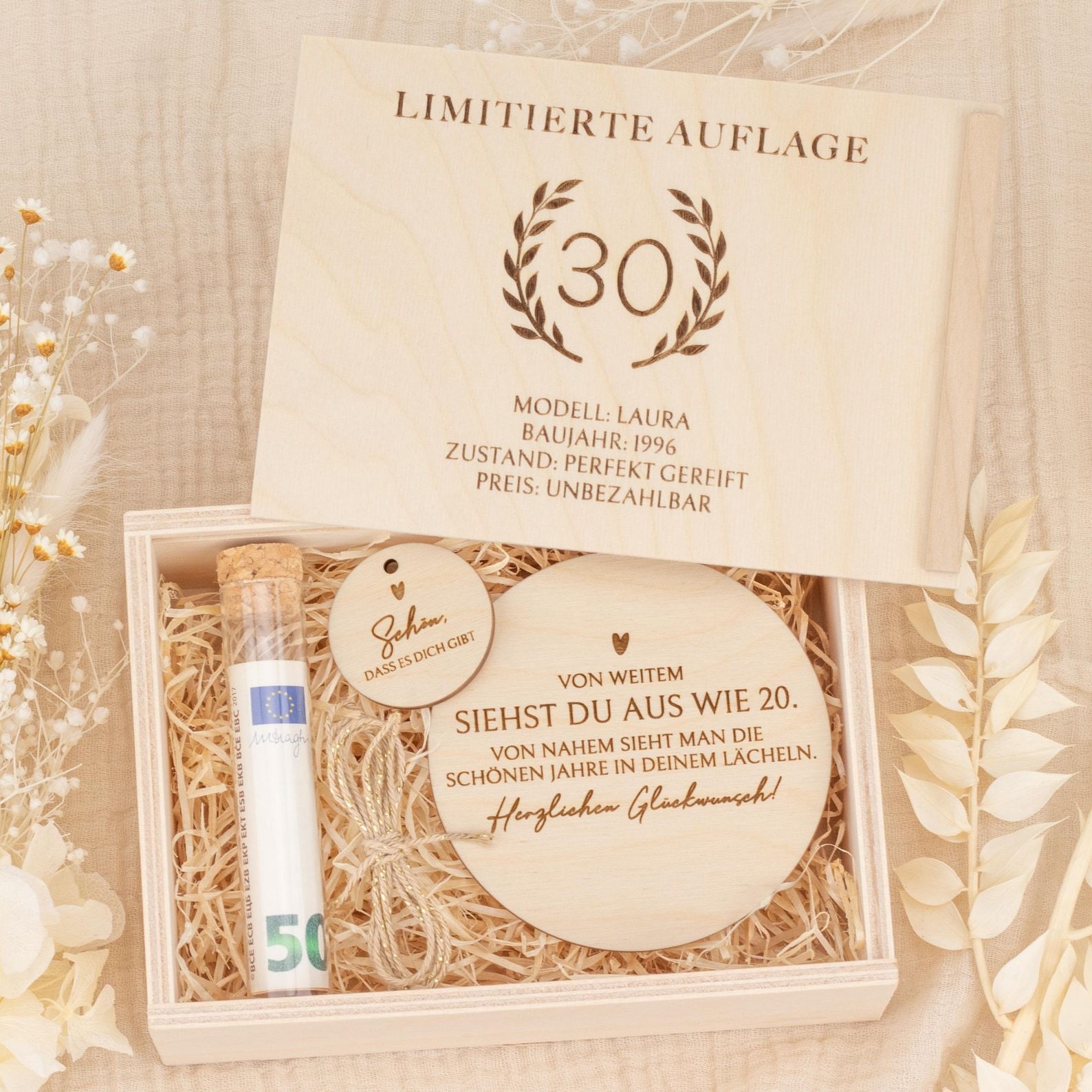 Geschenke, Geldgeschenke und Geschenkverpackungen zum Geburtstag mit Gravur. Persönlich gestaltet, hochwertig gefertigt und direkt schön zum Verschenken.