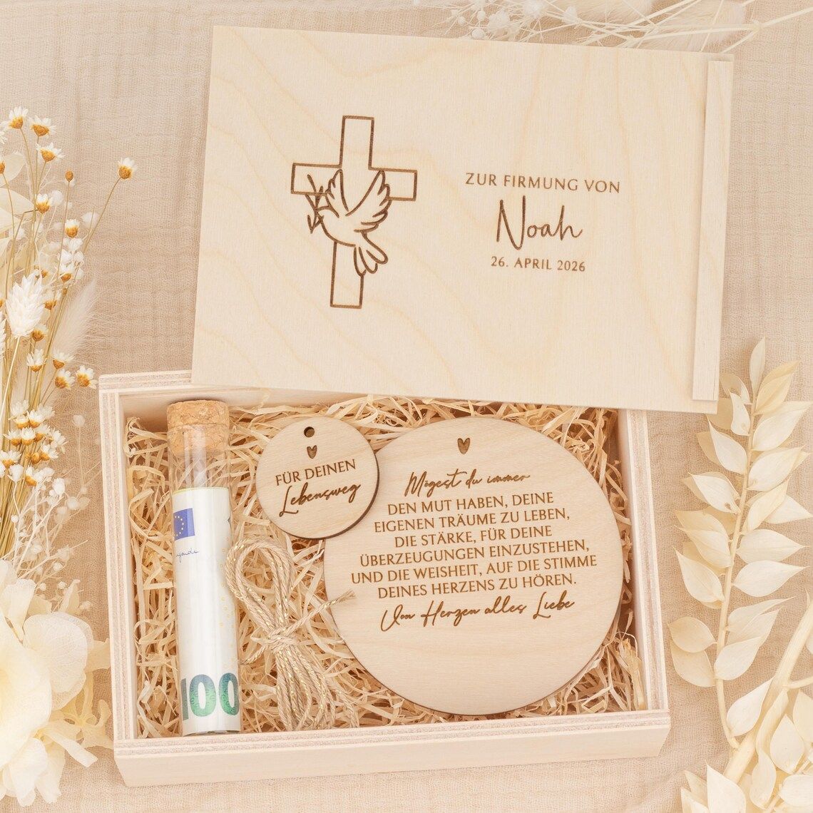 Besondere Geldgeschenke zur Firmung mit individueller Namensgravur. Unsere hochwertigen Geschenkboxen überbringen nicht nur Glückwünsche, sondern begleiten den Firmling noch viele Jahre.